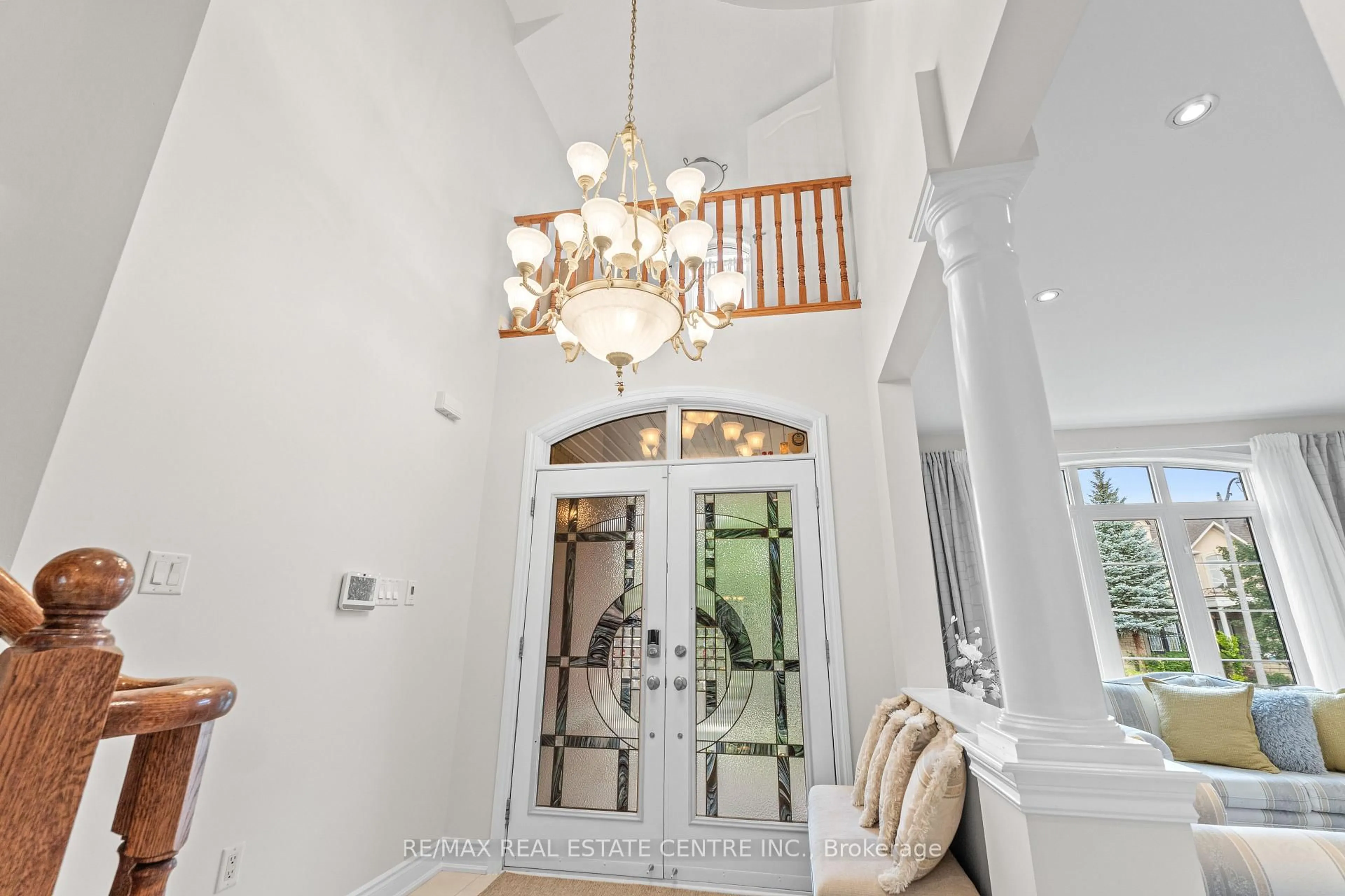 Indoor foyer for 22 Saint Hubert Dr, Brampton Ontario L6P 1V7
