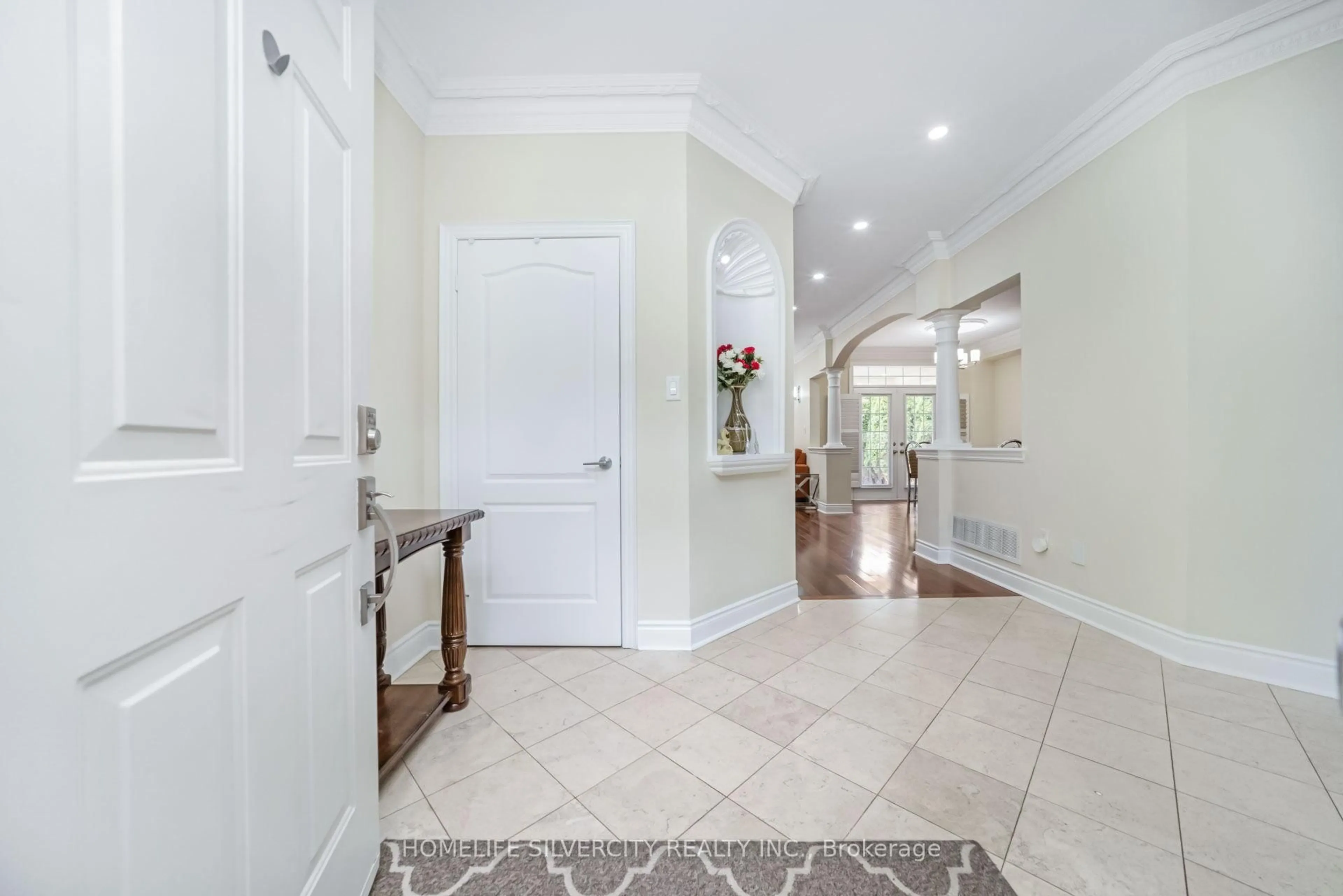 Indoor entryway for 1587 Hallstone Rd, Brampton Ontario L6Y 5K8