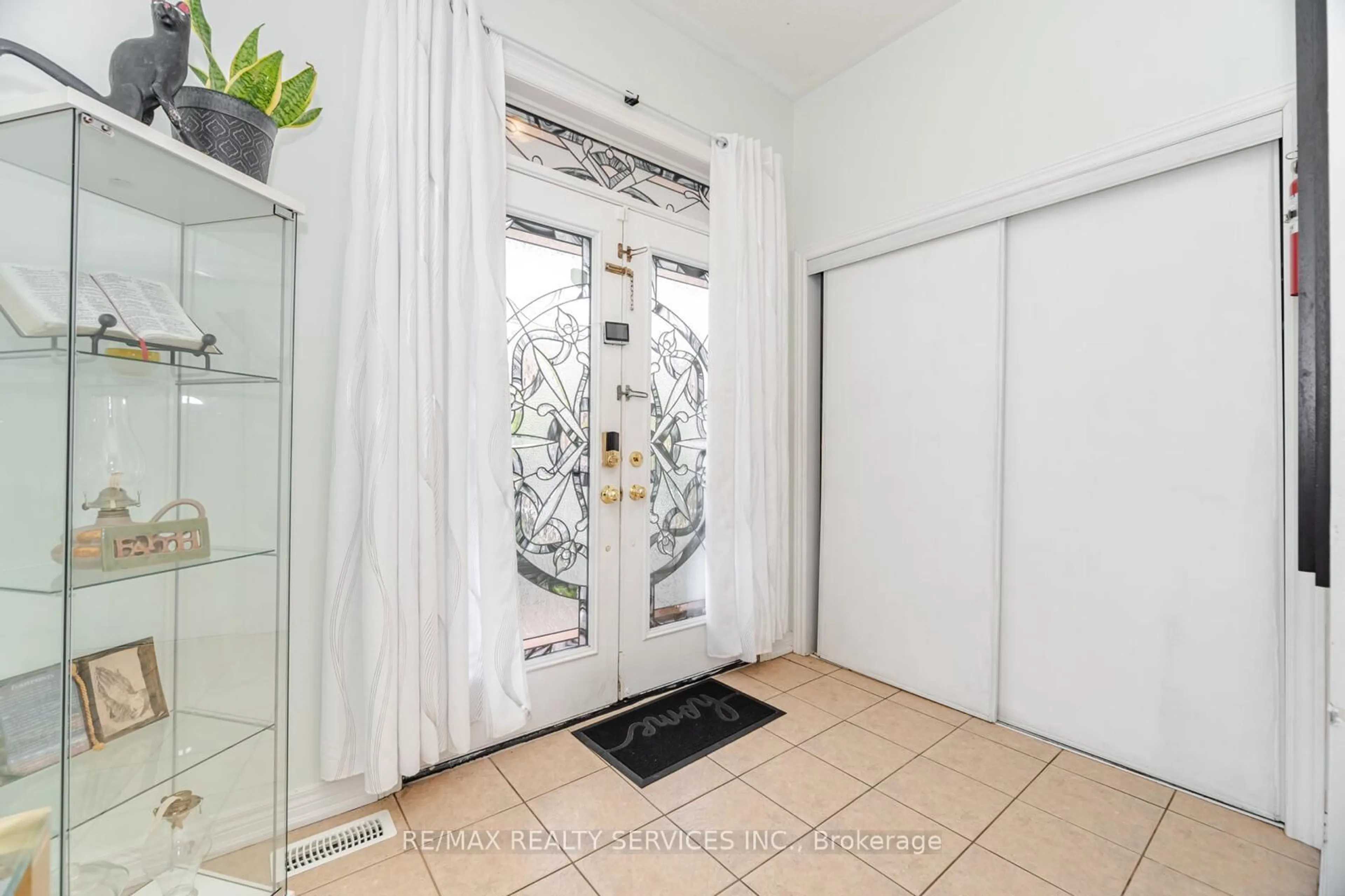 Indoor entryway for 5 Goswell St, Brampton Ontario L6T 3G8