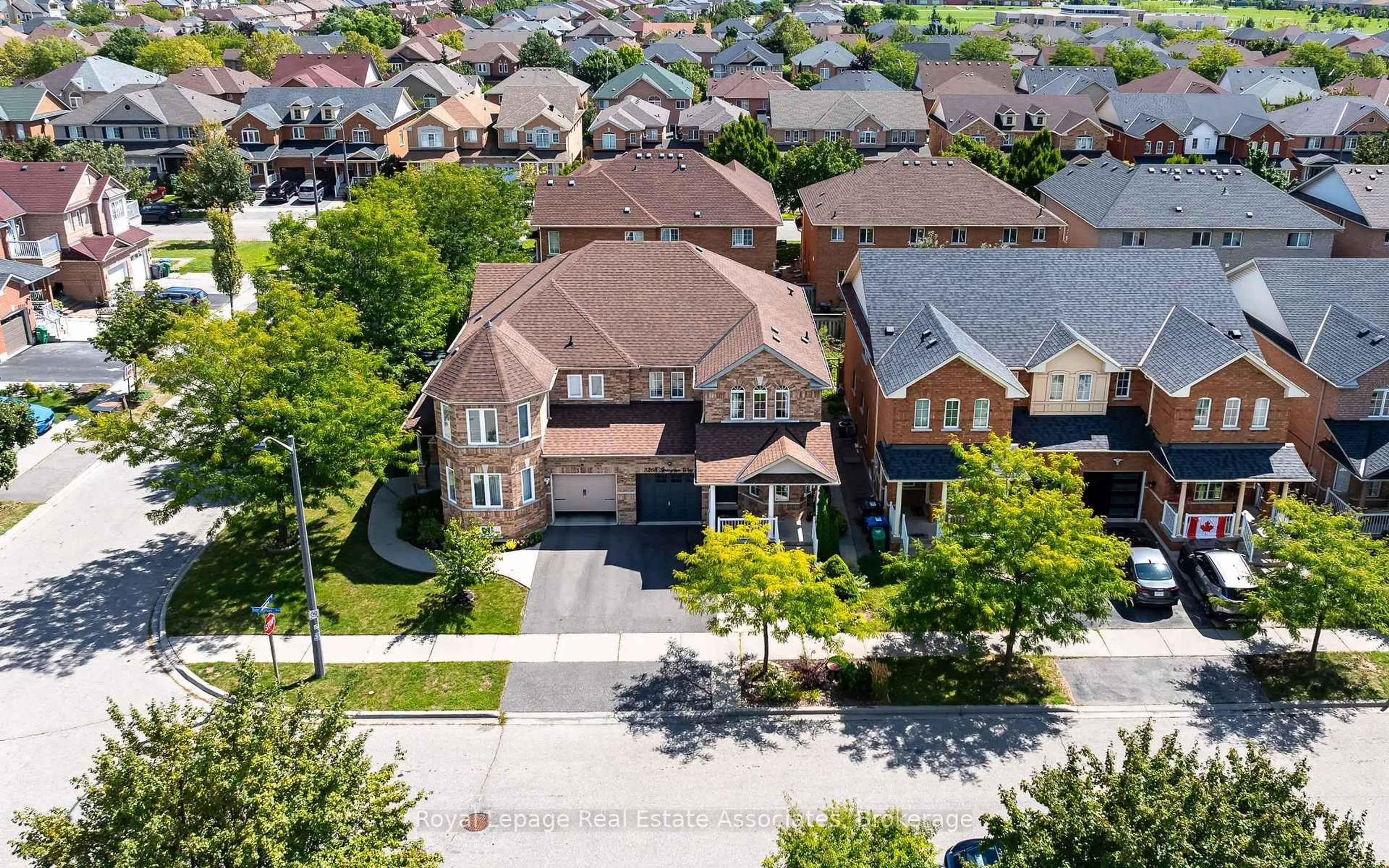A pic from outside/outdoor area/front of a property/back of a property/a pic from drone, street for 3268 Springrun Way, Mississauga Ontario L5M 6T2