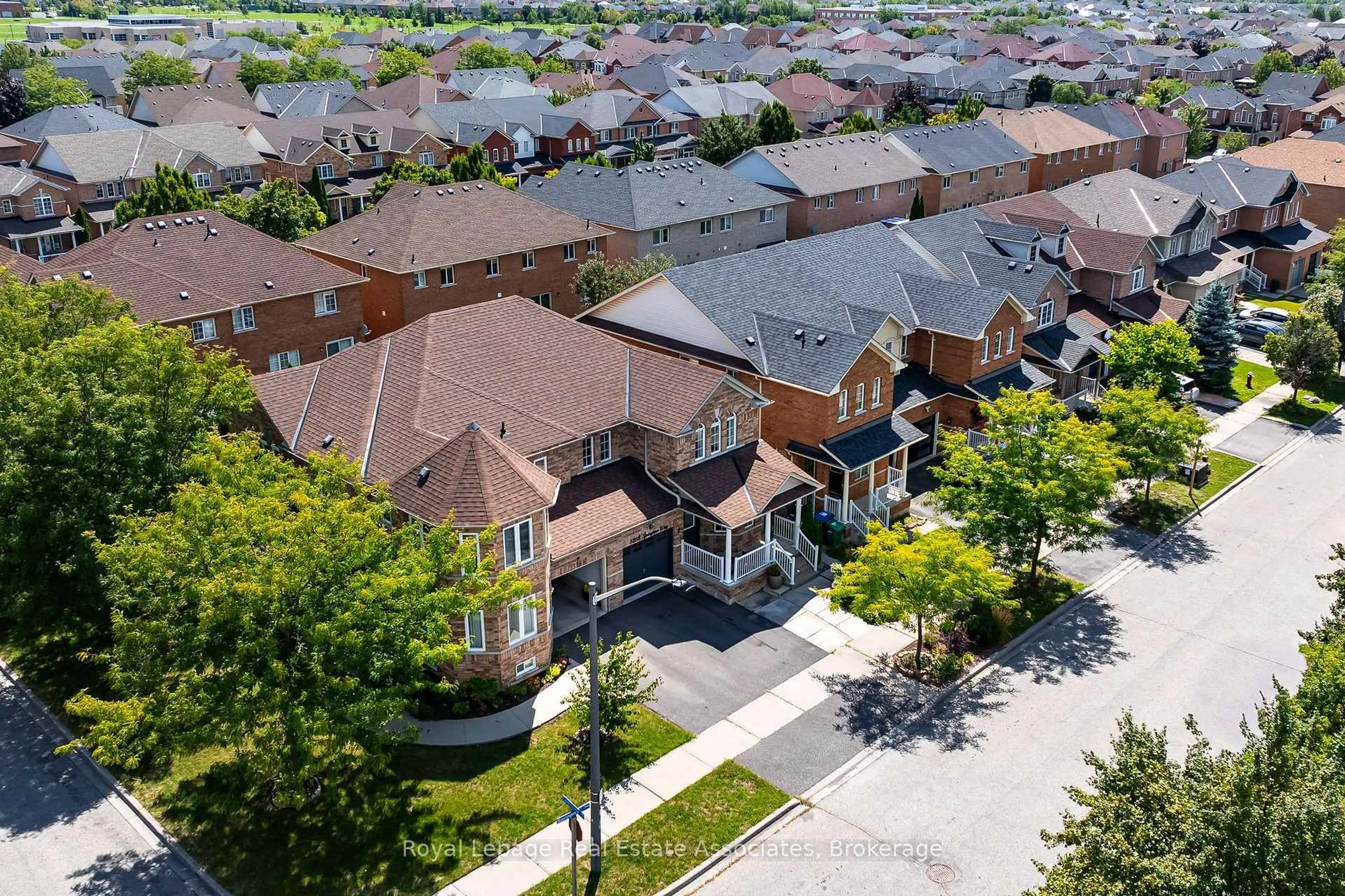 A pic from outside/outdoor area/front of a property/back of a property/a pic from drone, street for 3268 Springrun Way, Mississauga Ontario L5M 6T2