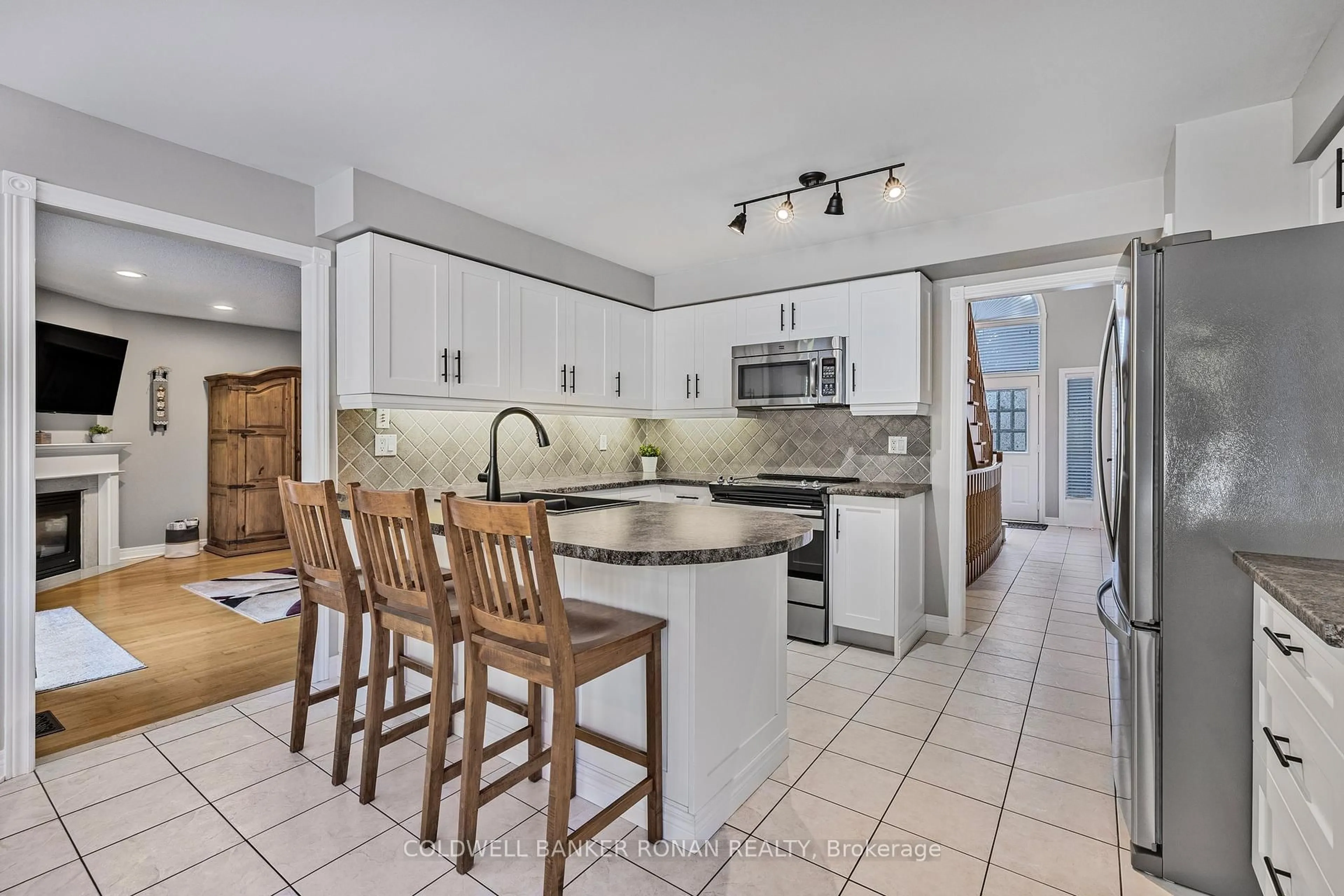 Open concept kitchen, ceramic/tile floor for 16 Indiana Dr, Caledon Ontario L7E 0C6