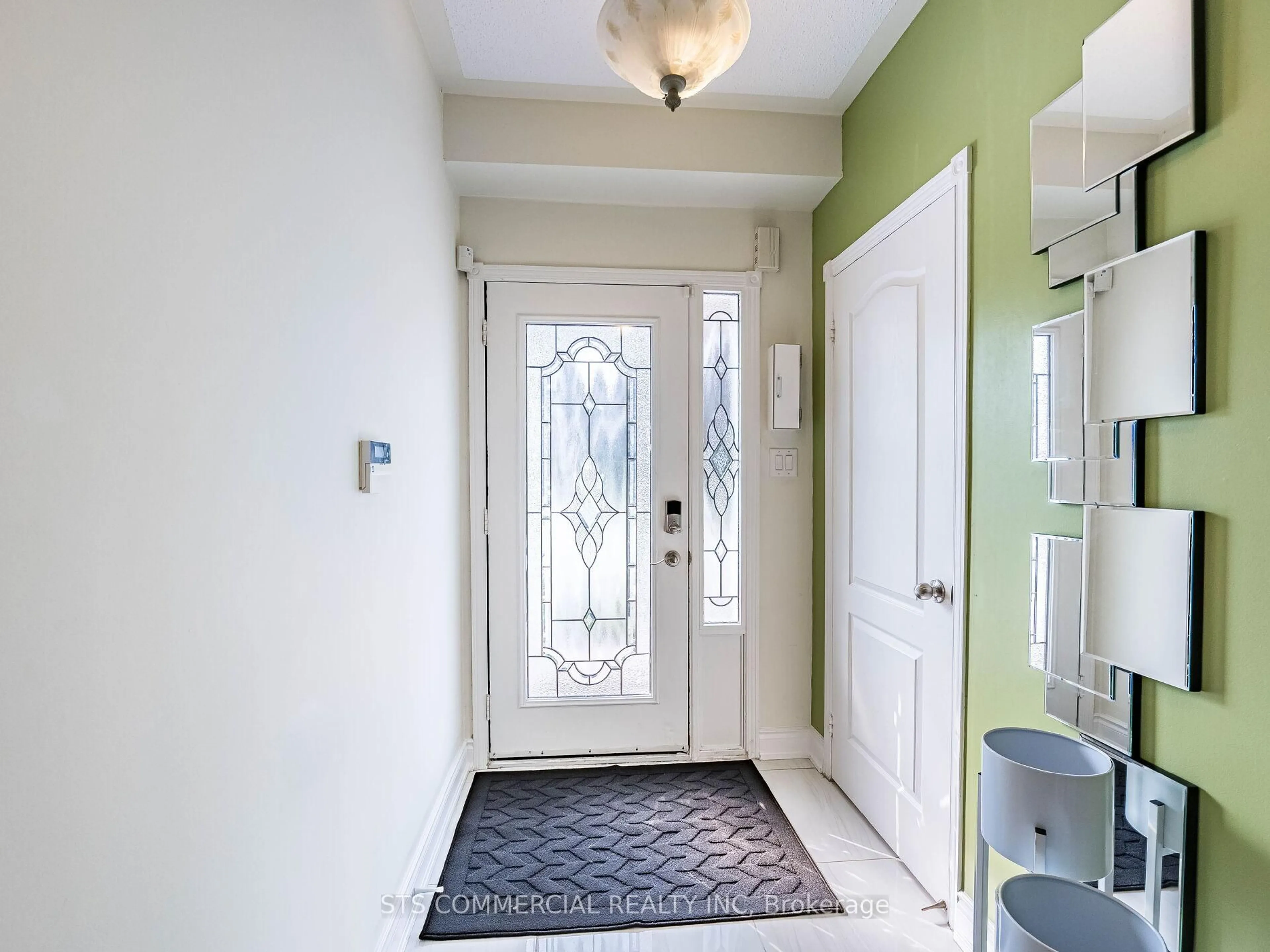 Indoor entryway for 18 Queen Mary Dr, Brampton Ontario L7A 1X8