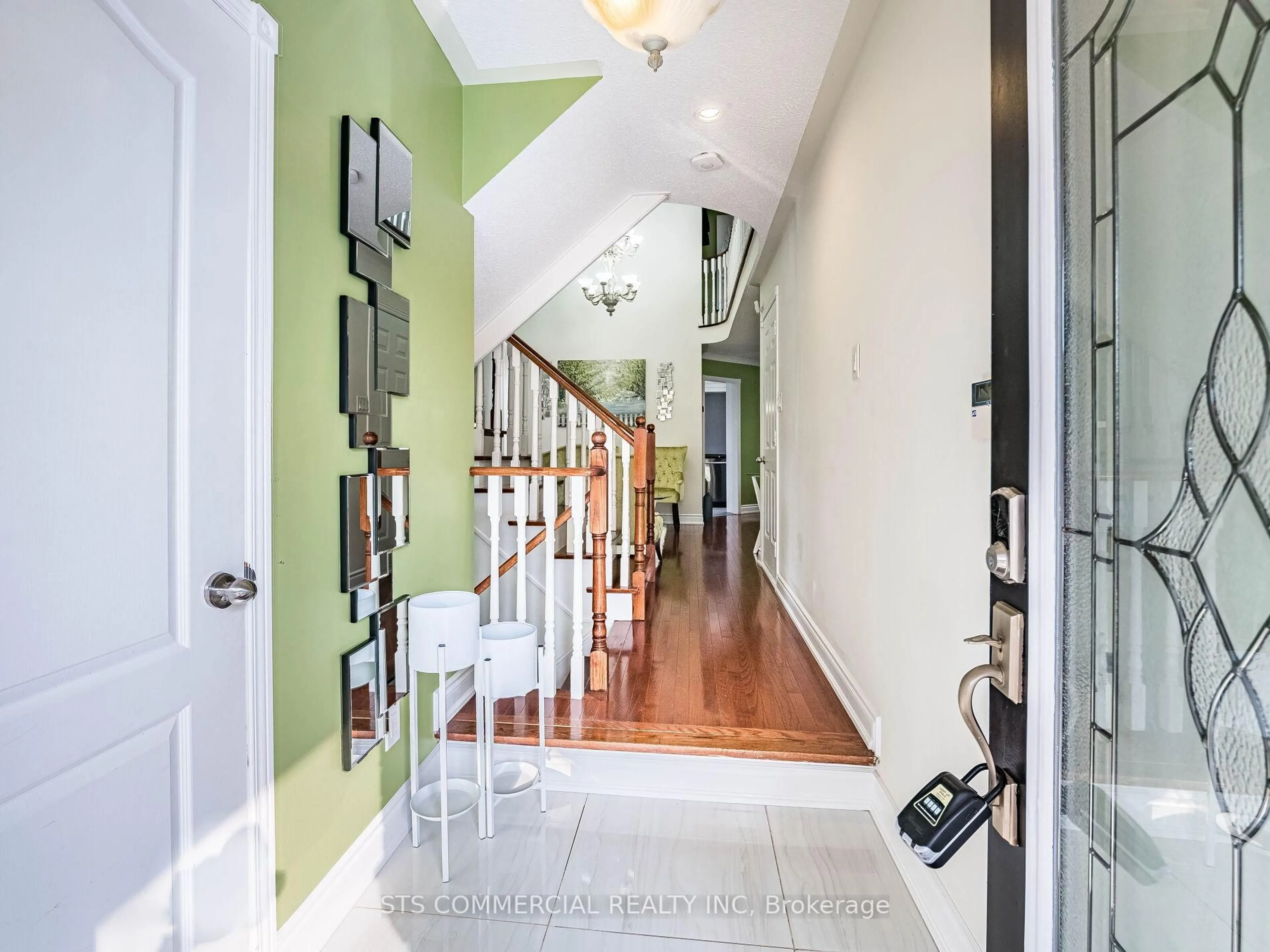 Indoor entryway for 18 Queen Mary Dr, Brampton Ontario L7A 1X8