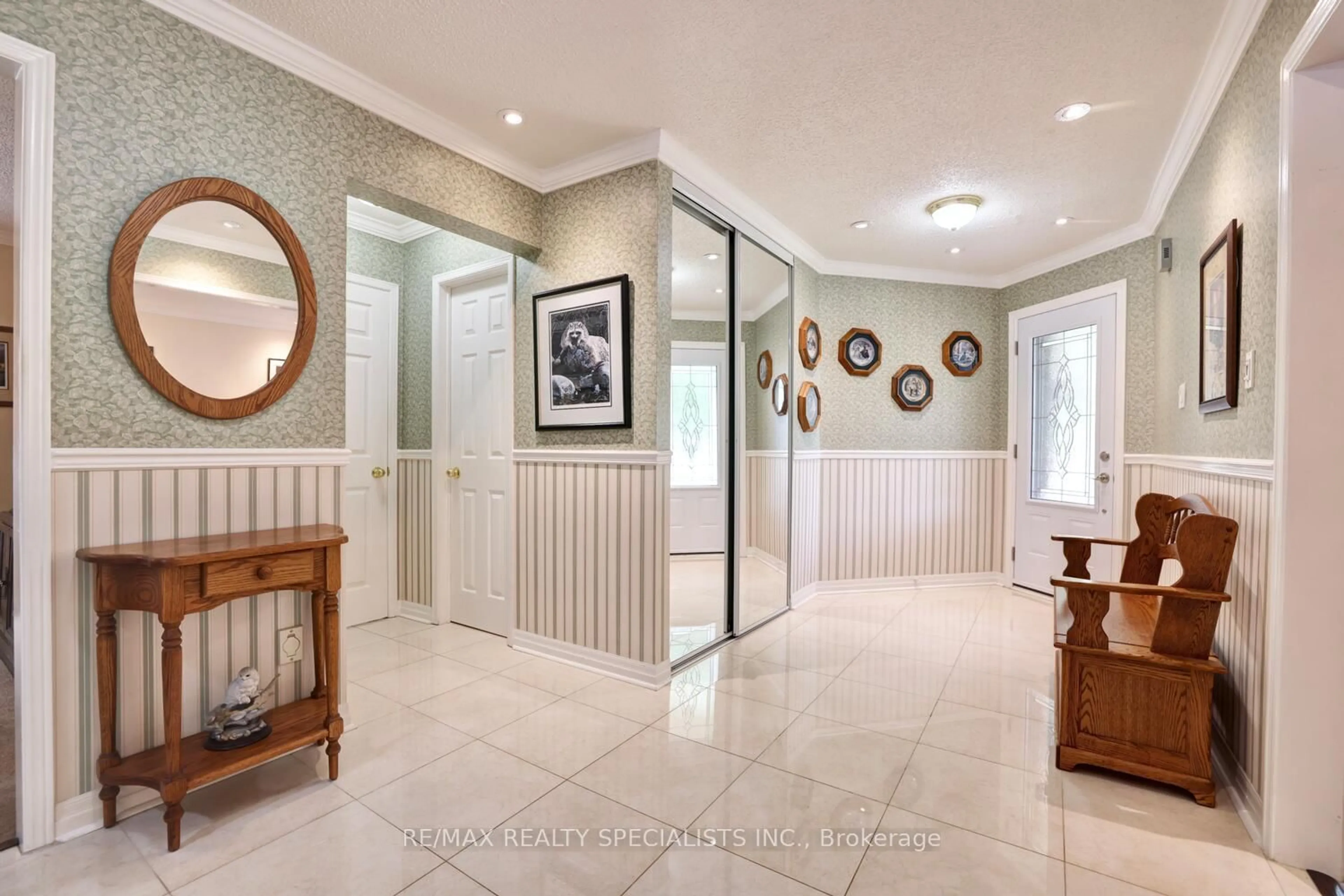Indoor foyer for 3114 Cascade Crt, Mississauga Ontario L5L 5L8