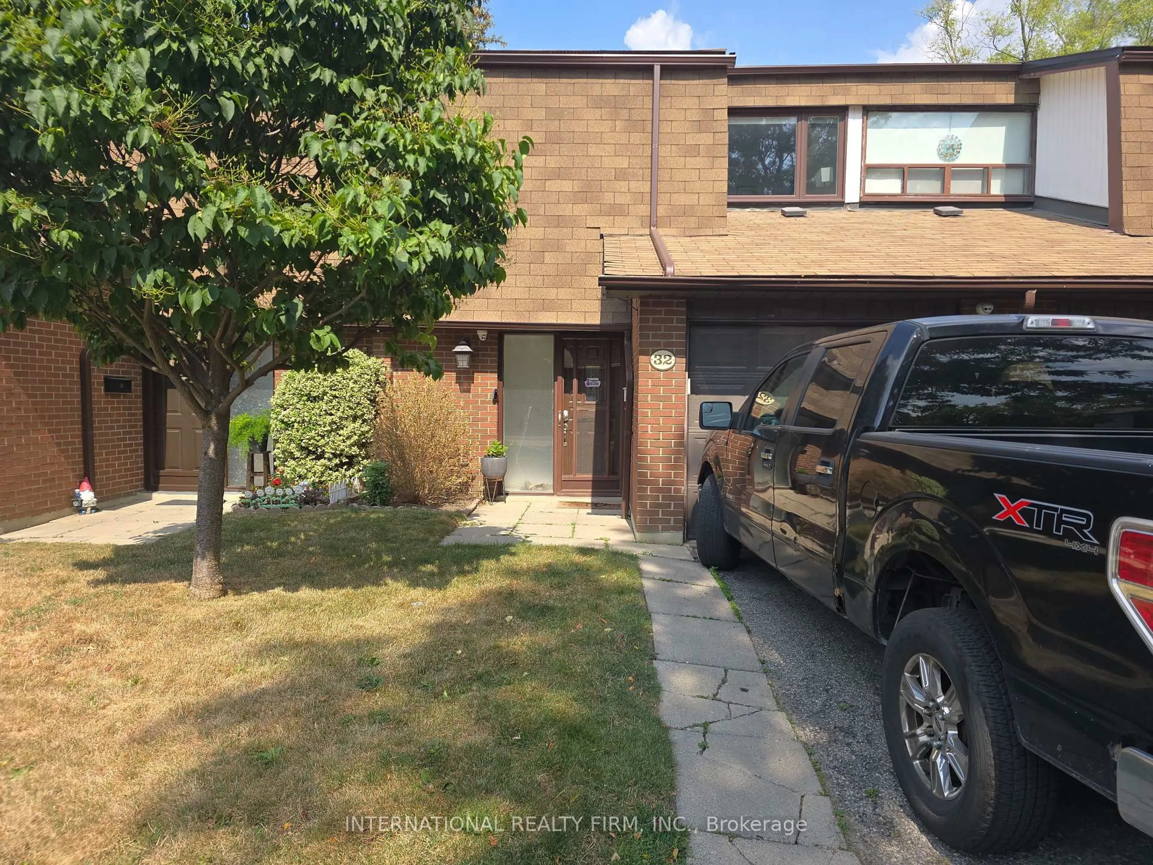 Home with brick exterior material, street for 600 Silver Creek Blvd #32, Mississauga Ontario L5A 2B4