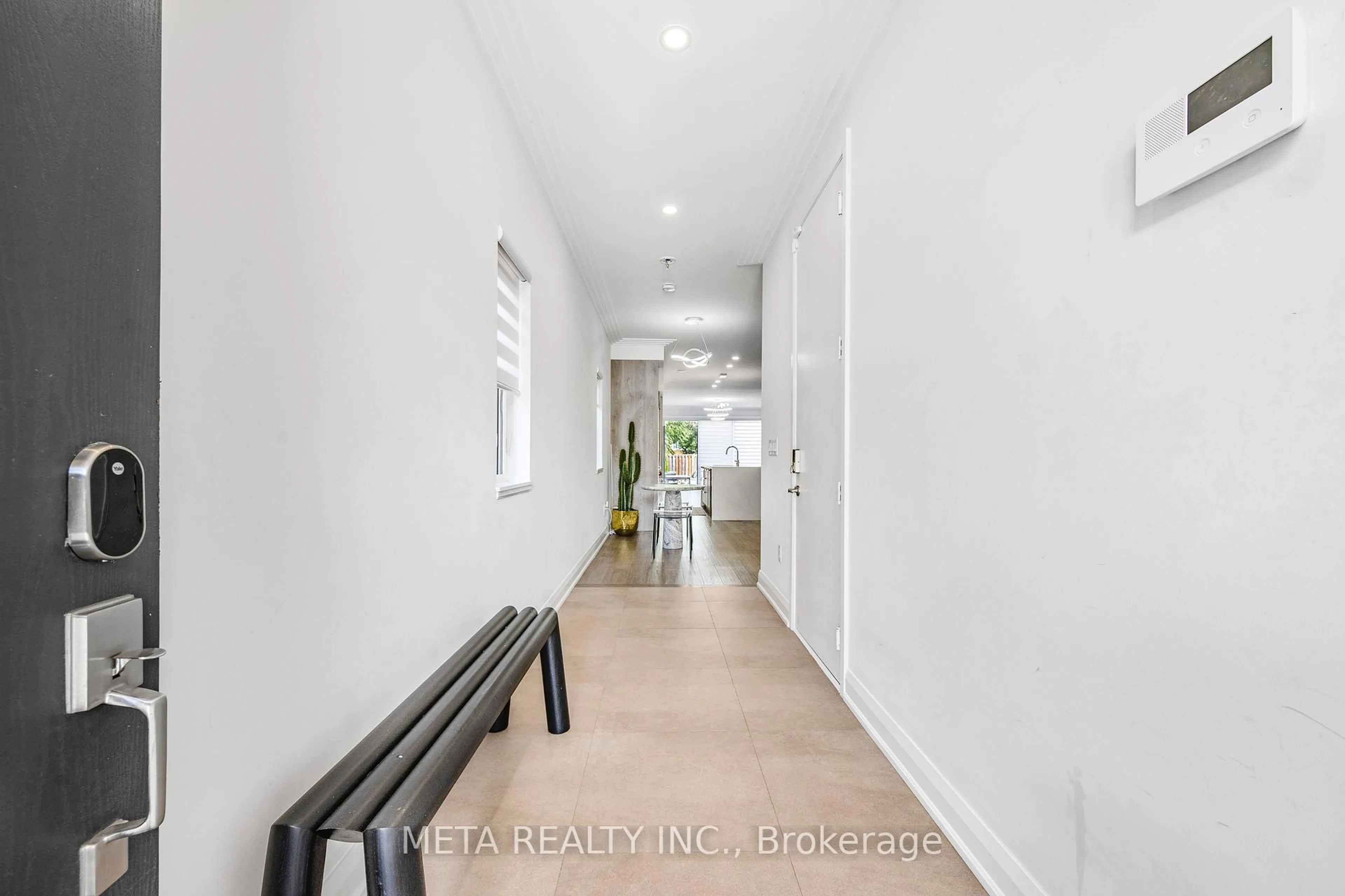 Indoor entryway for 41B Maple Ave, Mississauga Ontario L5H 2R9