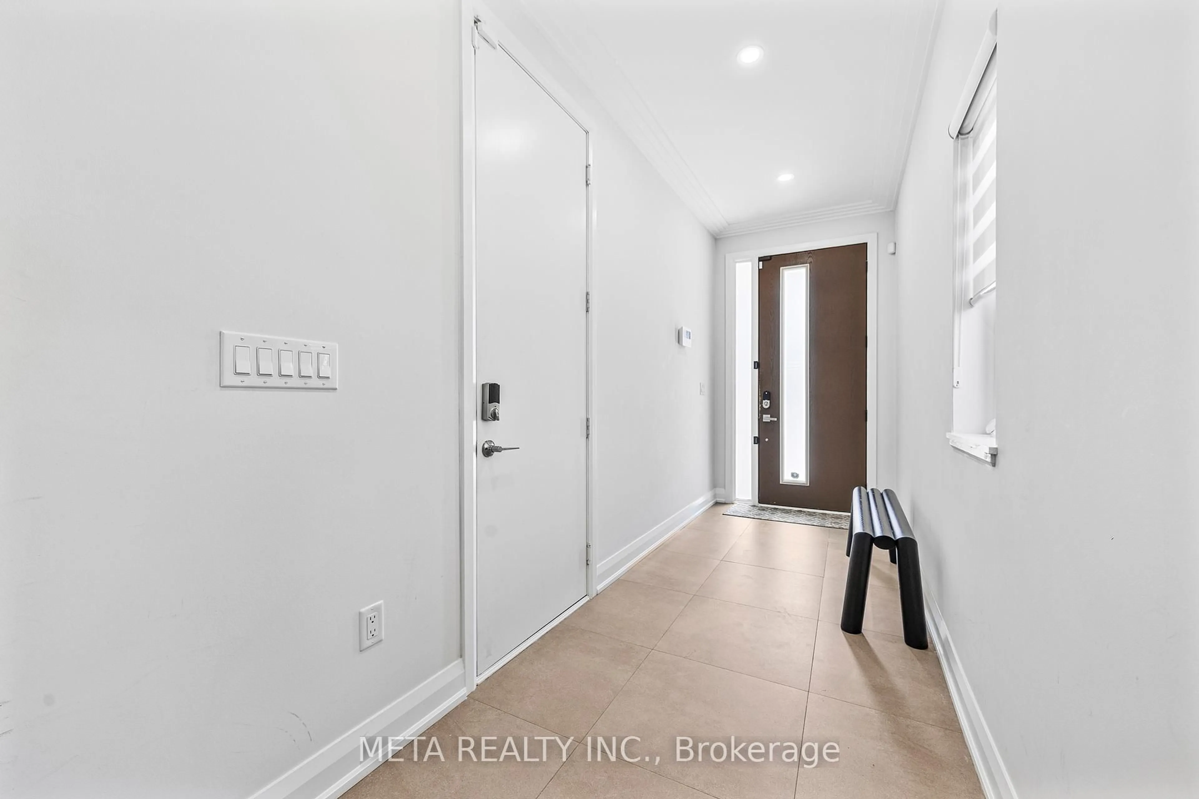 Indoor entryway for 41B Maple Ave, Mississauga Ontario L5H 2R9