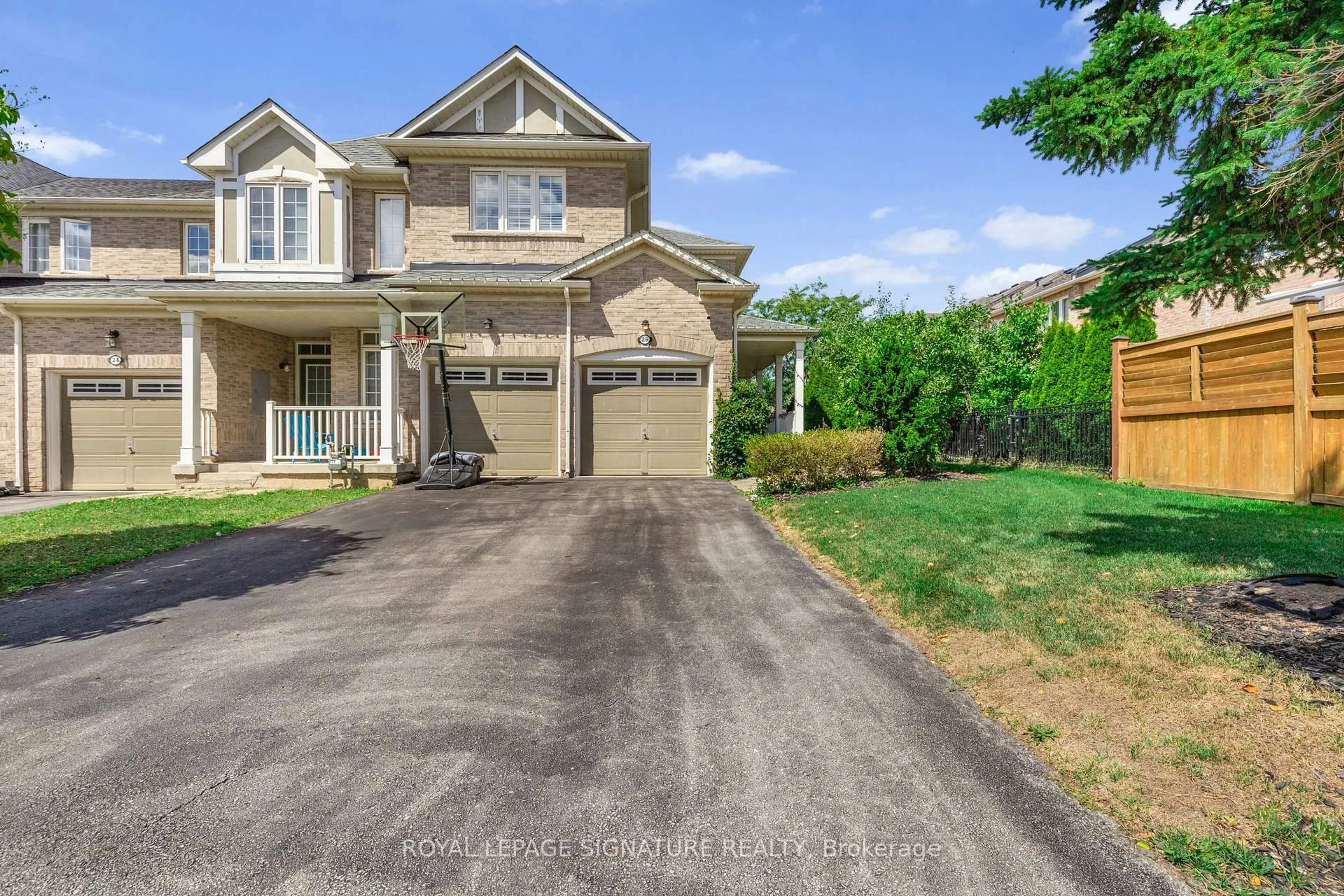 A pic from outside/outdoor area/front of a property/back of a property/a pic from drone, street for 2295 Rochester Circ #25, Oakville Ontario L6M 5C9