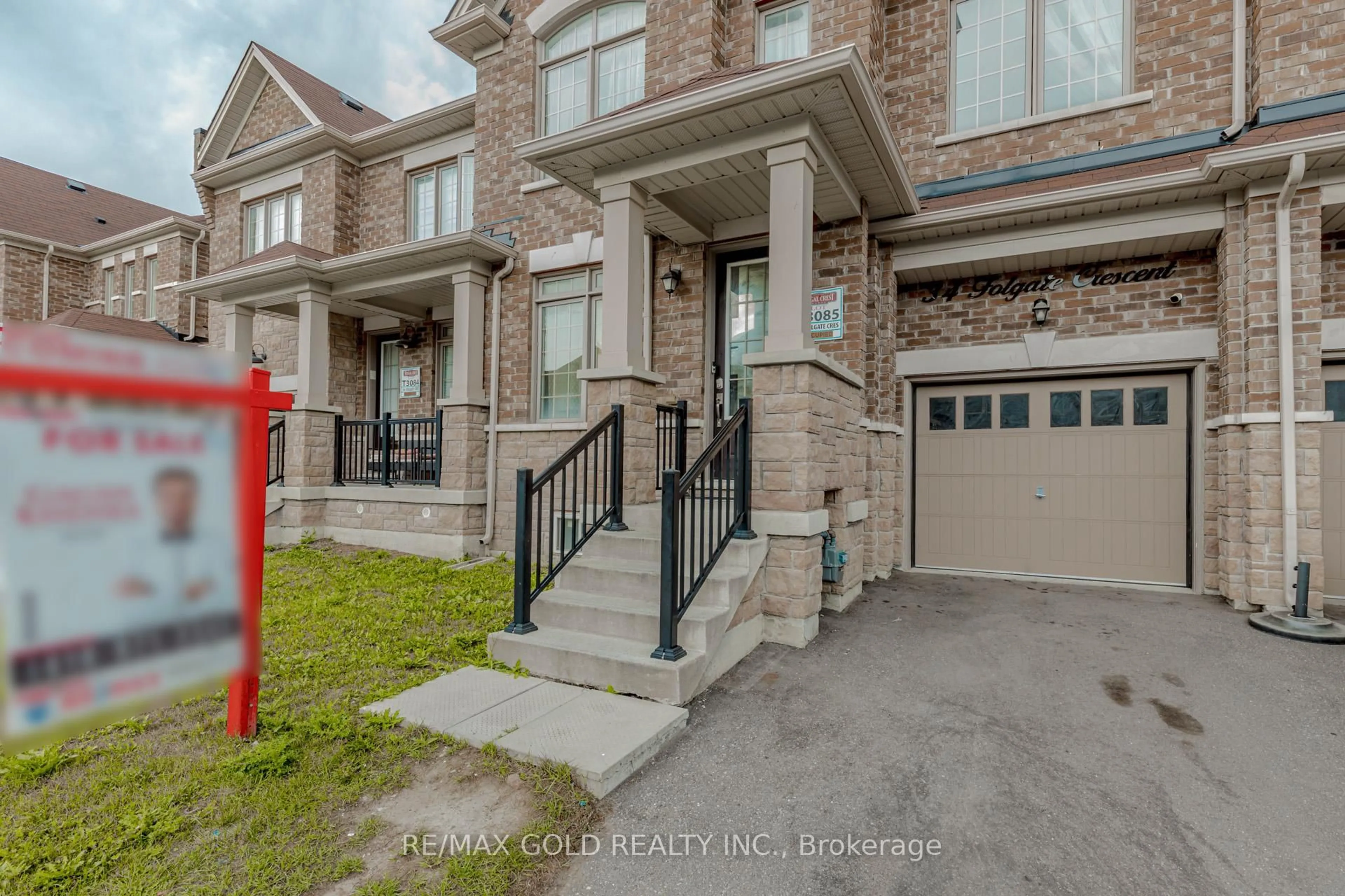 A pic from outside/outdoor area/front of a property/back of a property/a pic from drone, street for 34 Folgate Cres, Brampton Ontario L6R 0B3