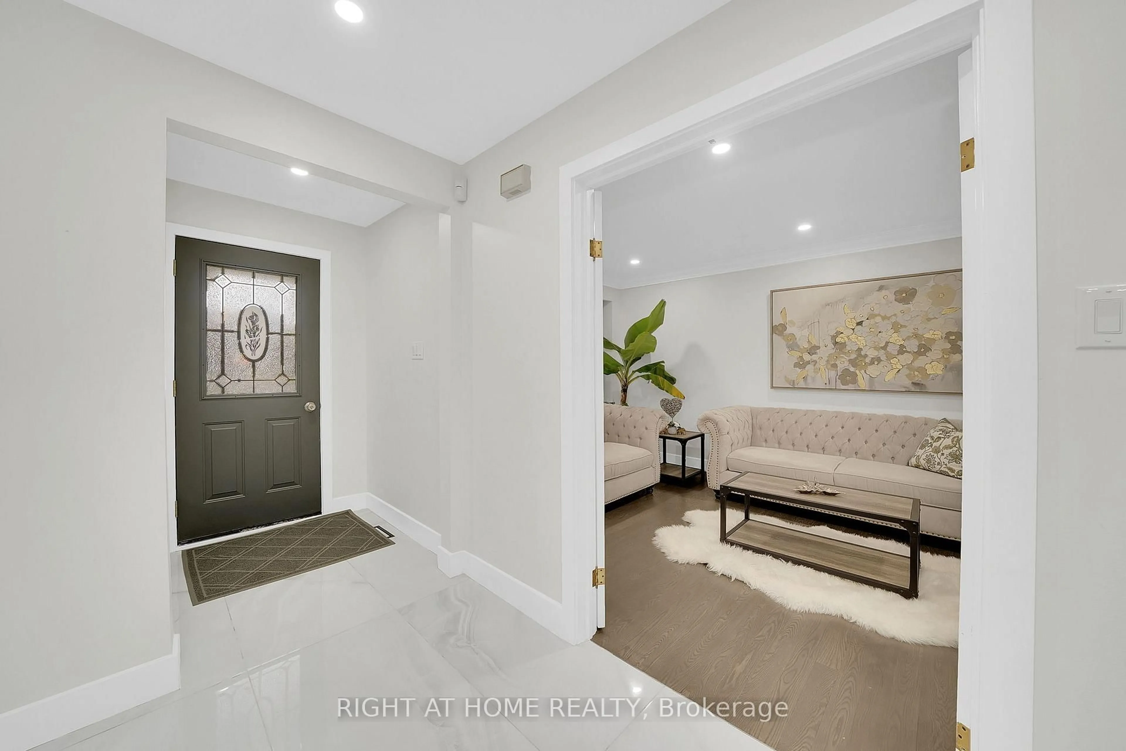 Indoor entryway for 57 Wexford Rd, Brampton Ontario L6Z 2W4