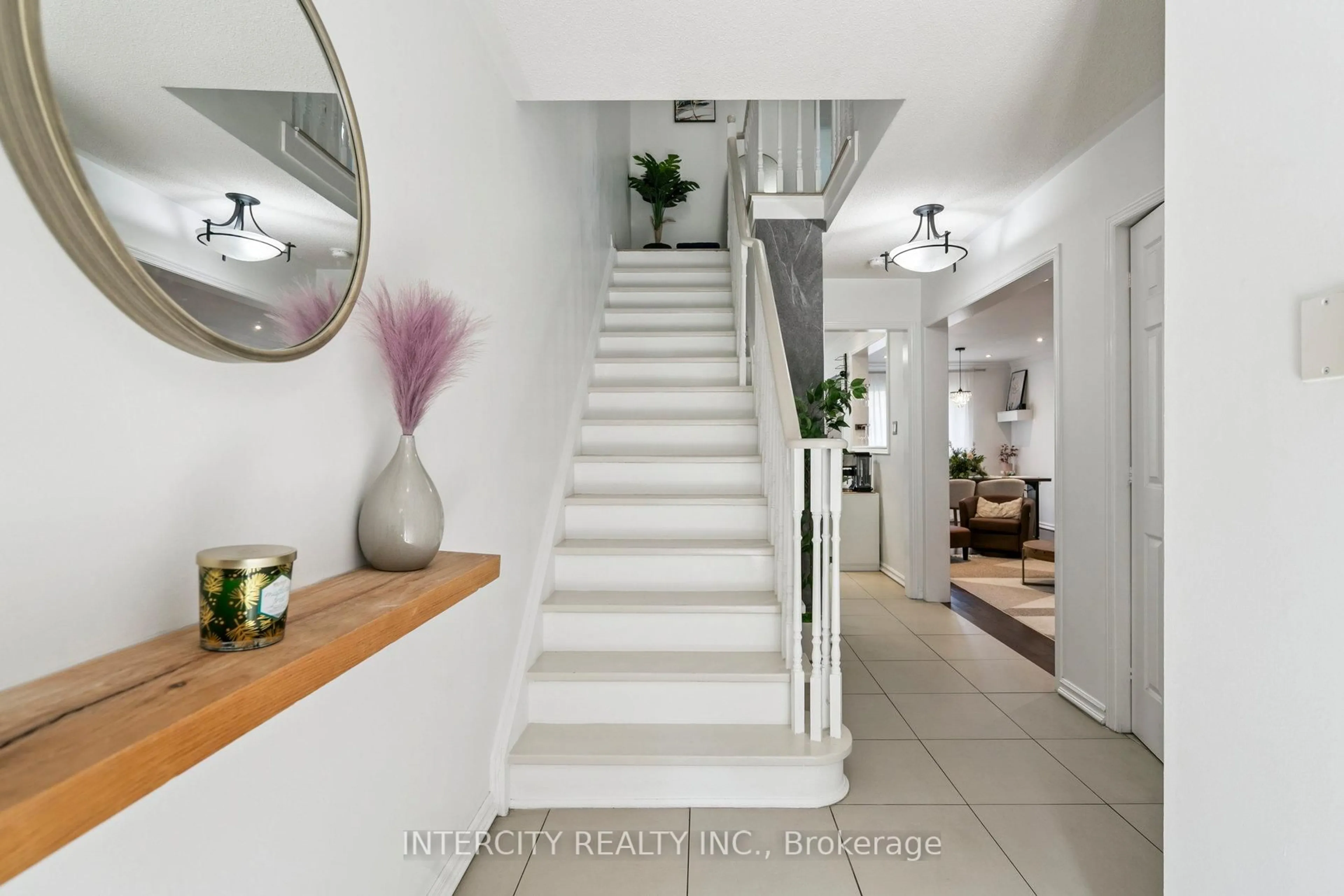 Indoor entryway for 665 Fothergill Blvd, Burlington Ontario L7L 6E5