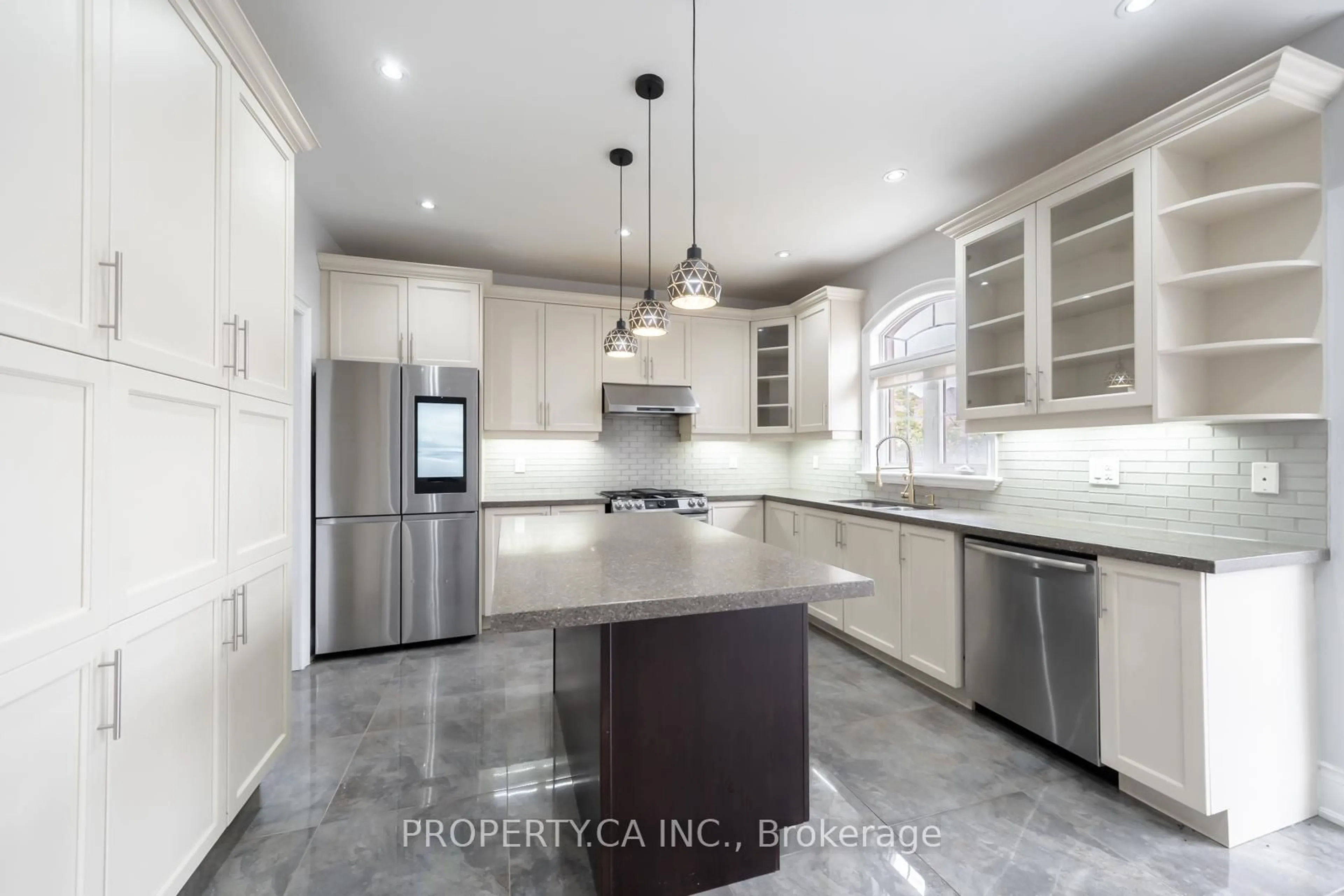 Open concept kitchen, ceramic/tile floor for 88 Royal West Dr, Brampton Ontario L6X 0Z8