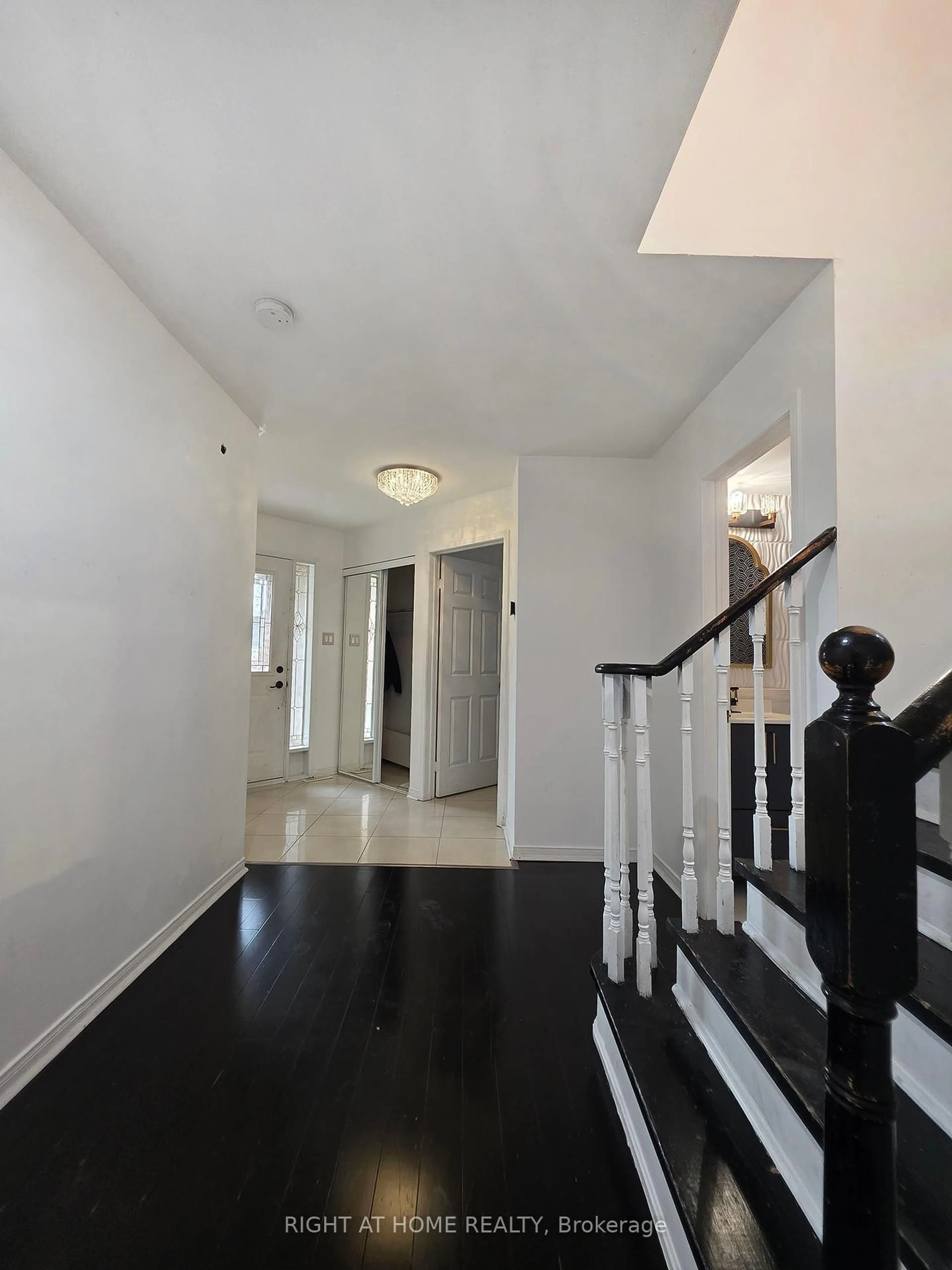 Indoor foyer for 6 Buffridge Tr, Brampton Ontario L7A 1H2