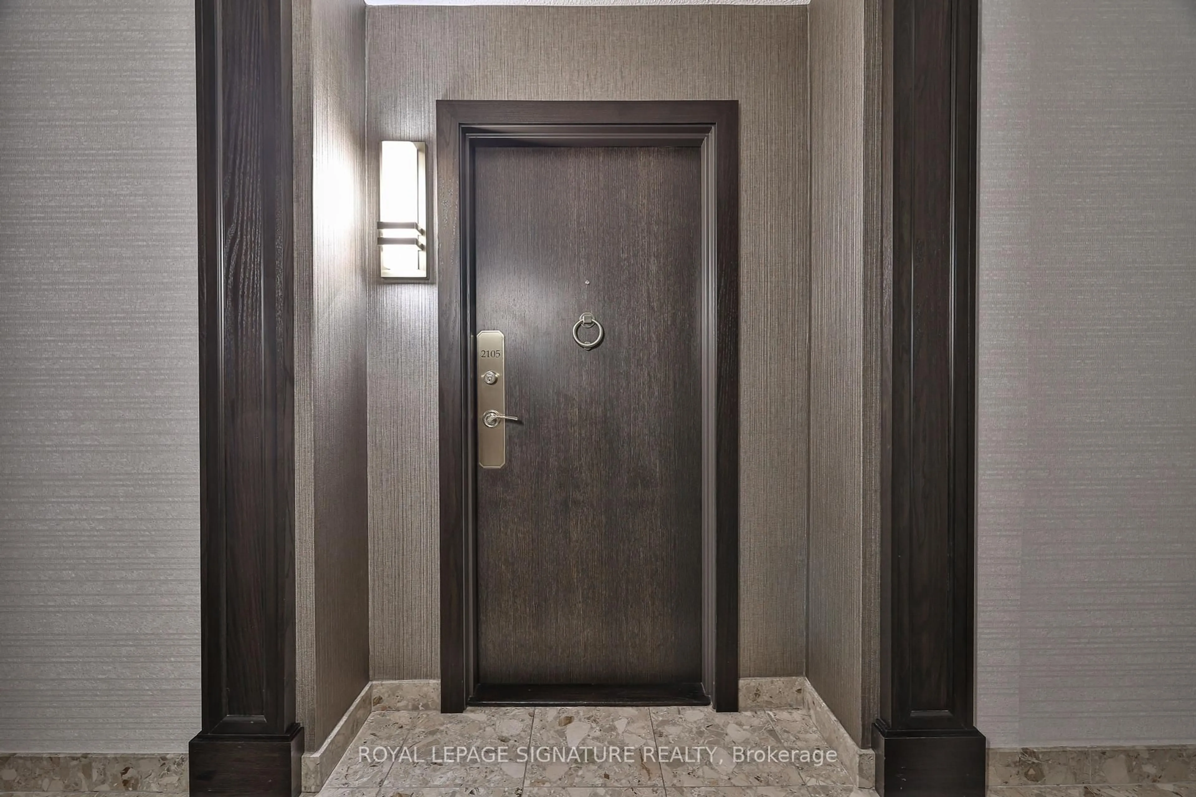 Indoor foyer for 820 Burnhamthorpe Rd #2105, Toronto Ontario M9C 4W2