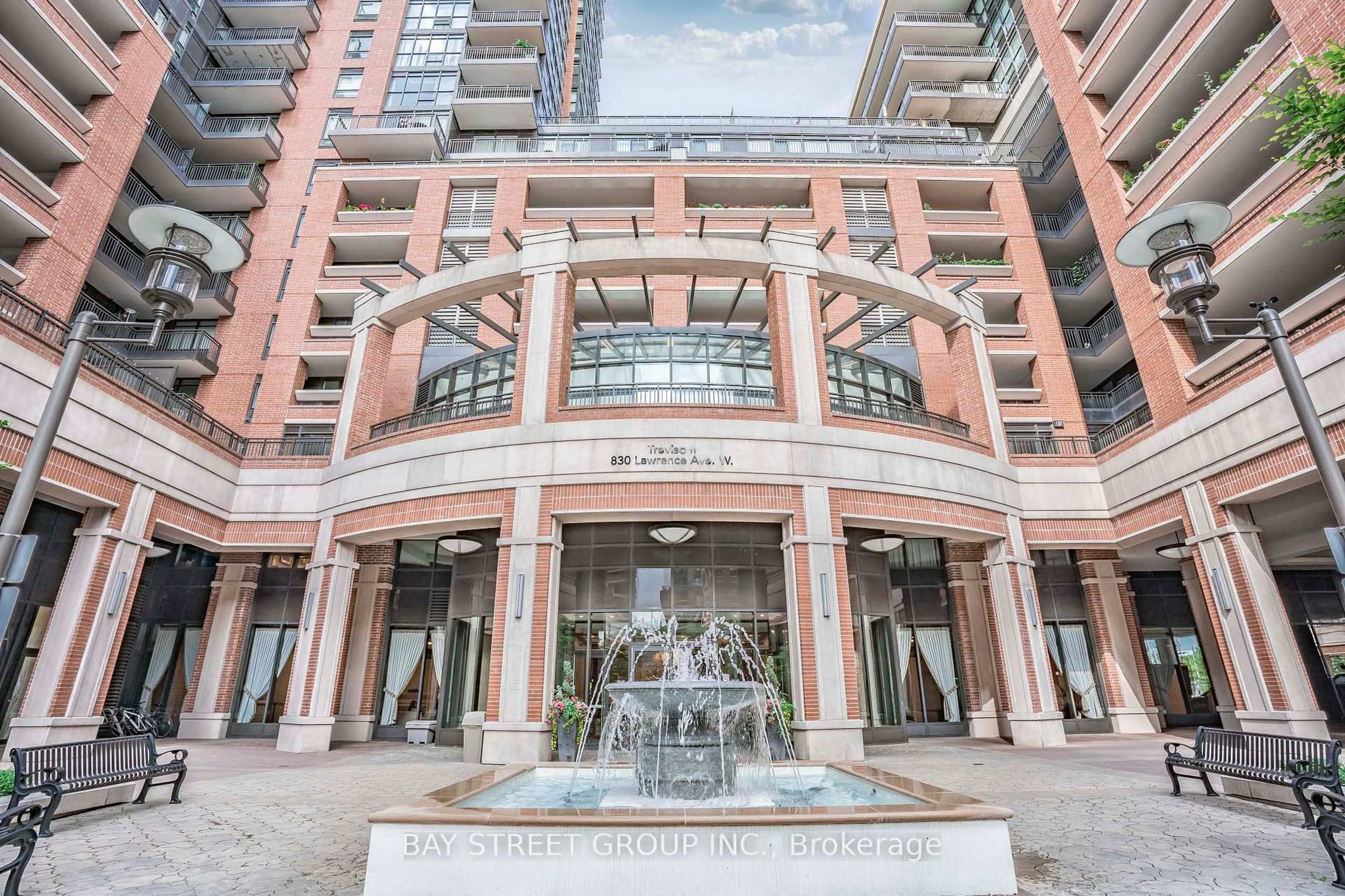 Indoor foyer for 830 Lawrence Ave Ave #331, Toronto Ontario M6A 0B6