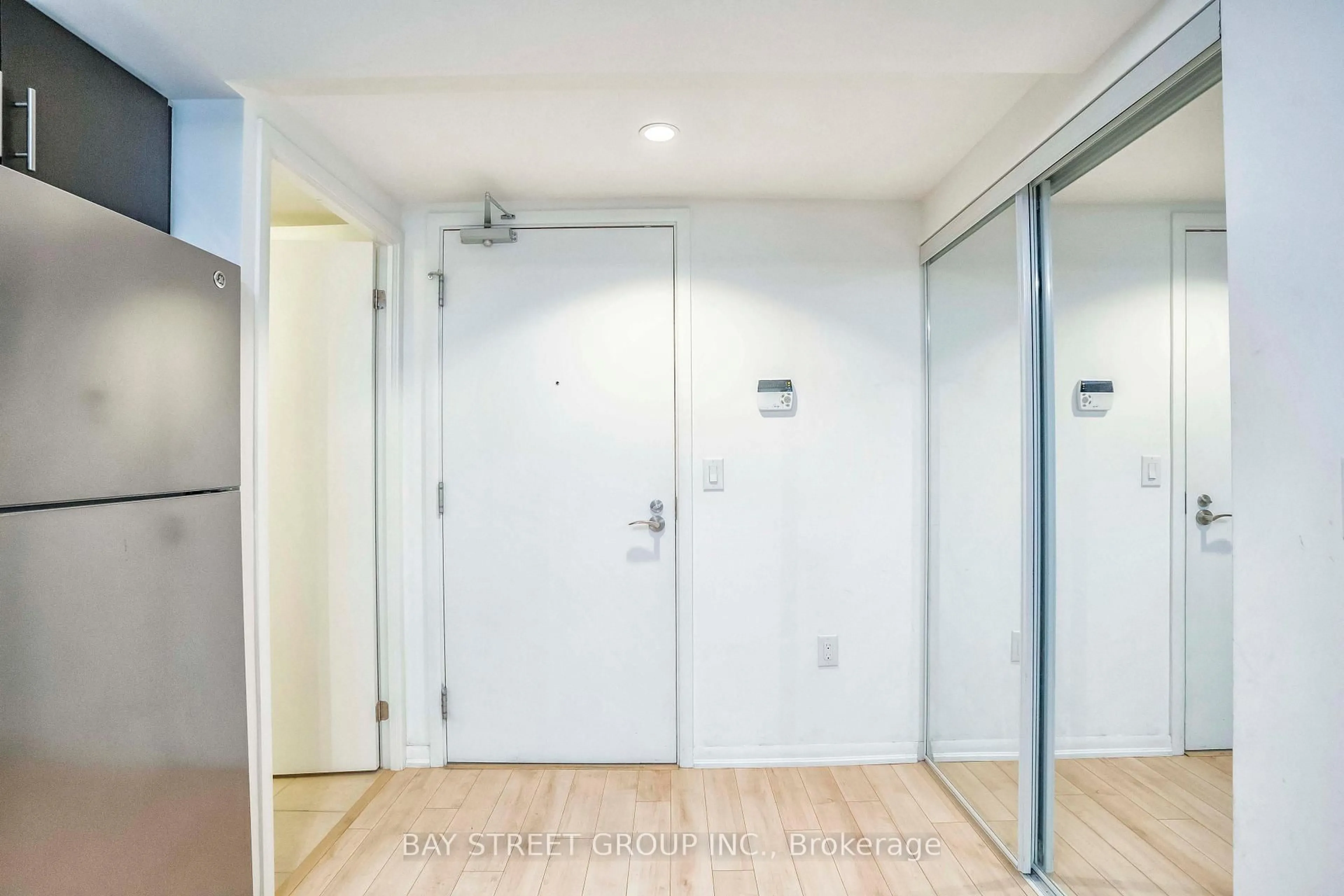Indoor foyer for 830 Lawrence Ave Ave #331, Toronto Ontario M6A 0B6