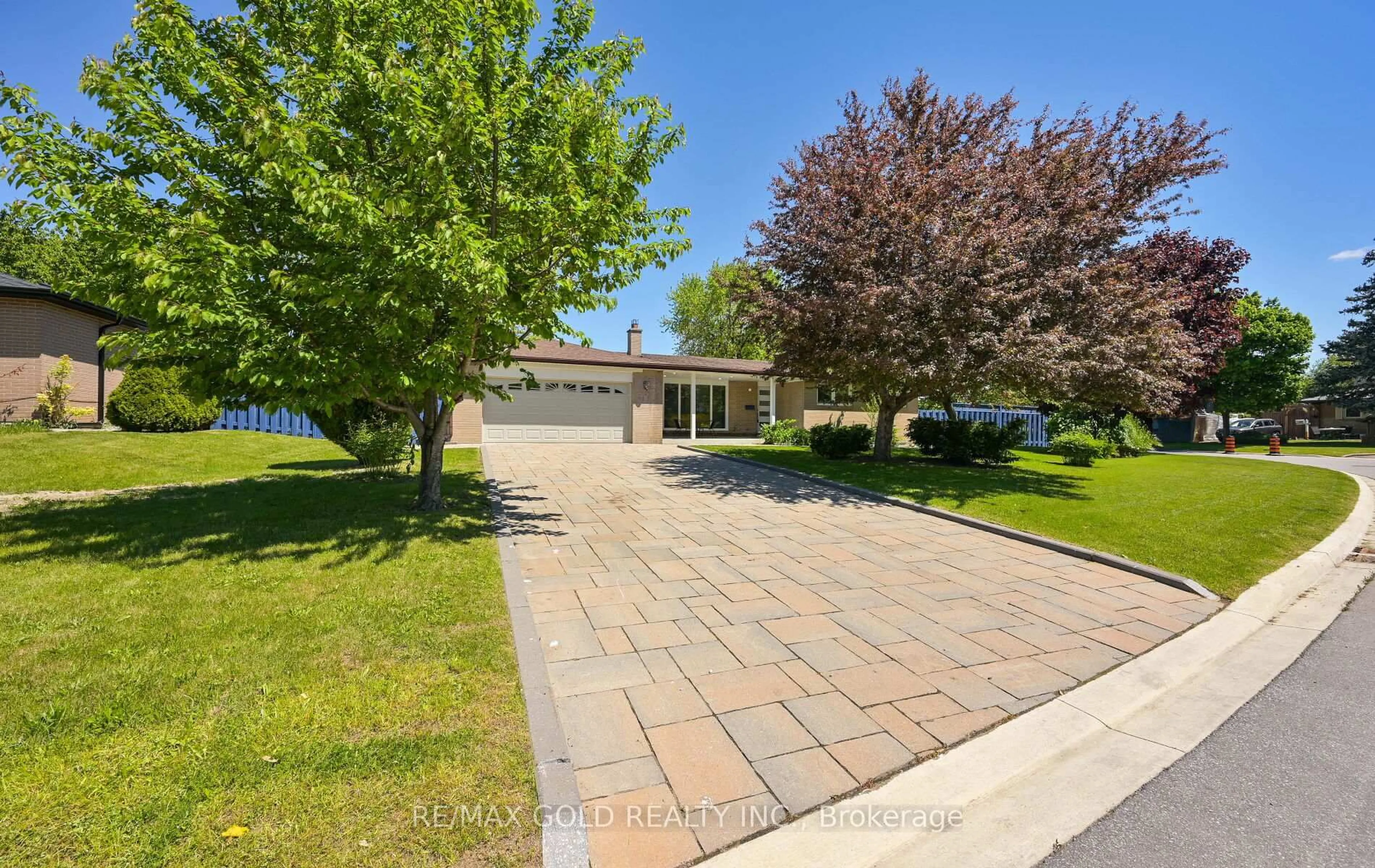 A pic from outside/outdoor area/front of a property/back of a property/a pic from drone, water/lake/river/ocean view for 15 Flavian Cres, Brampton Ontario L6T 3P2