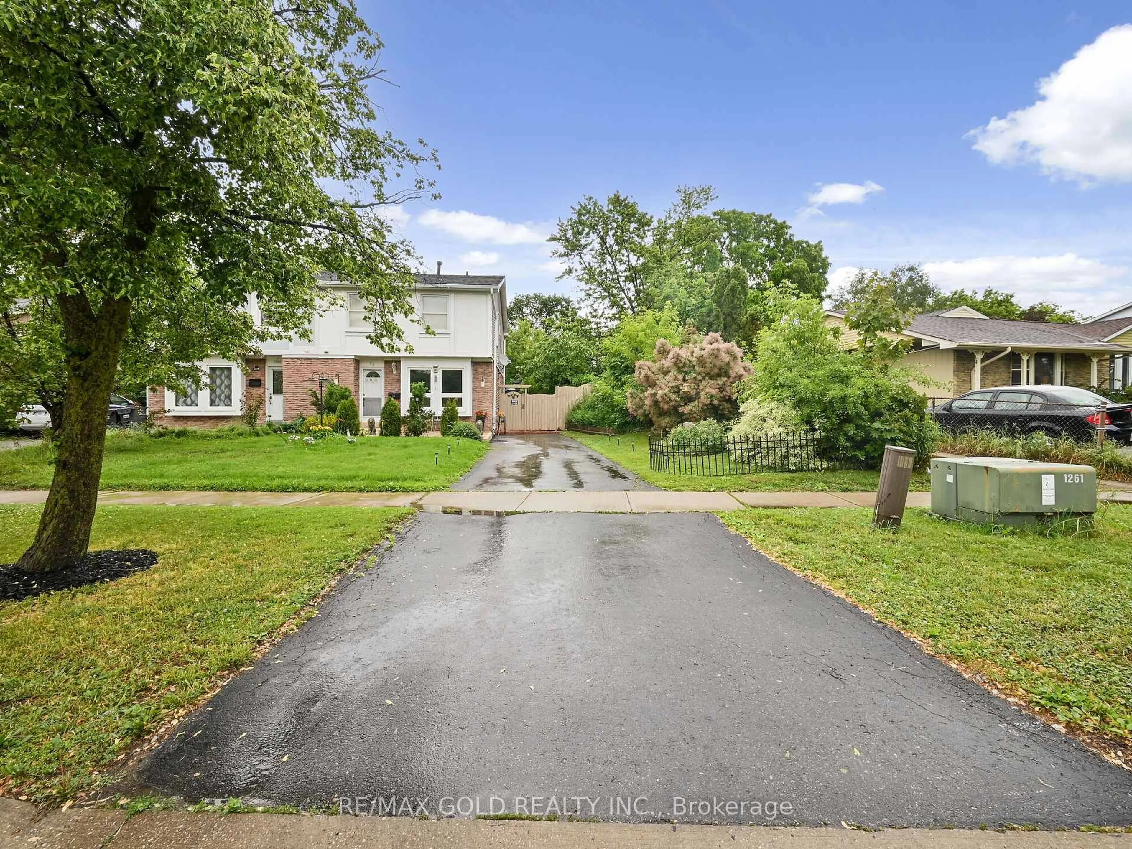 A pic from outside/outdoor area/front of a property/back of a property/a pic from drone, street for 98 Centre St, Brampton Ontario L6V 2Z3
