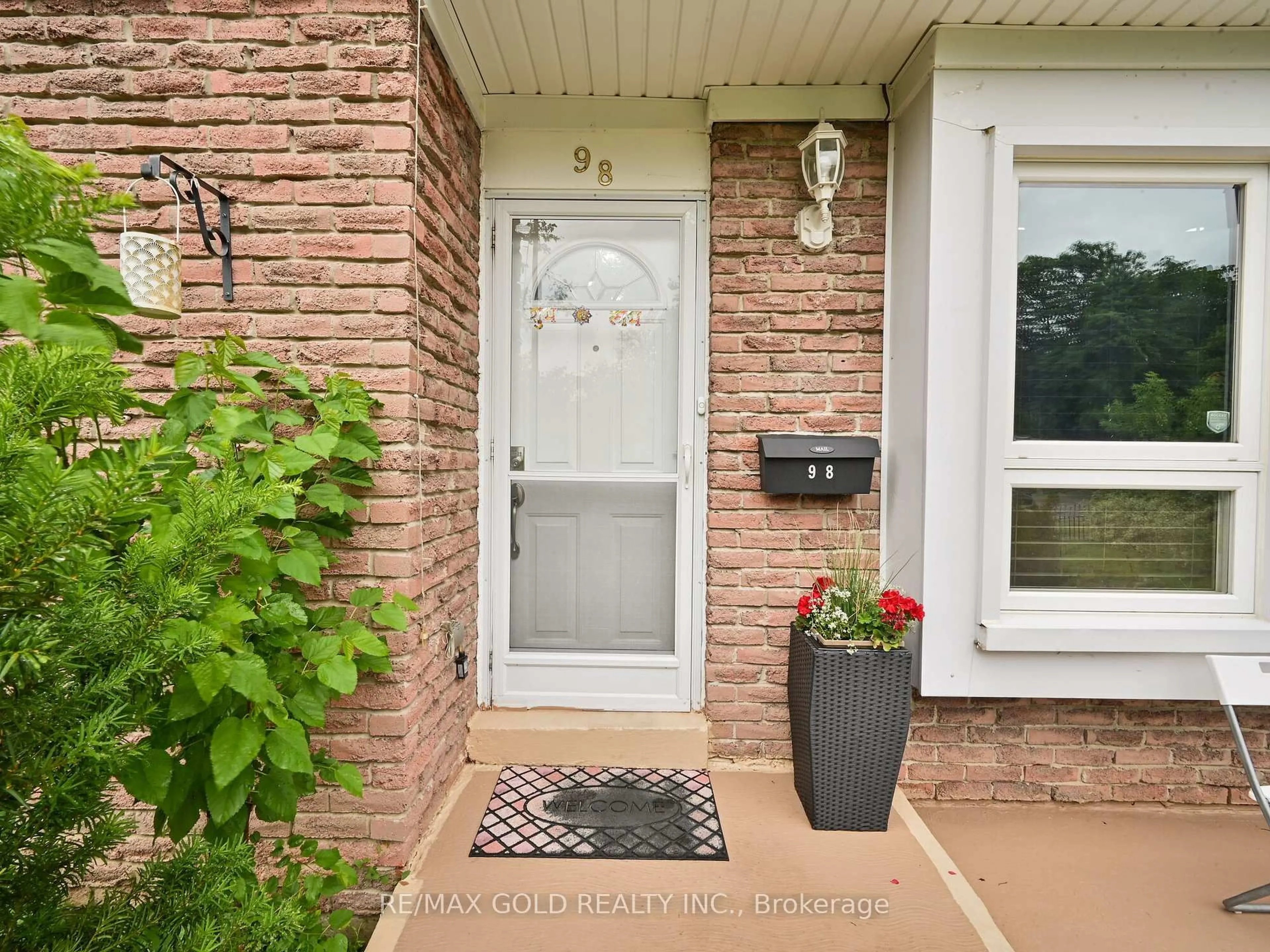 Indoor entryway for 98 Centre St, Brampton Ontario L6V 2Z3