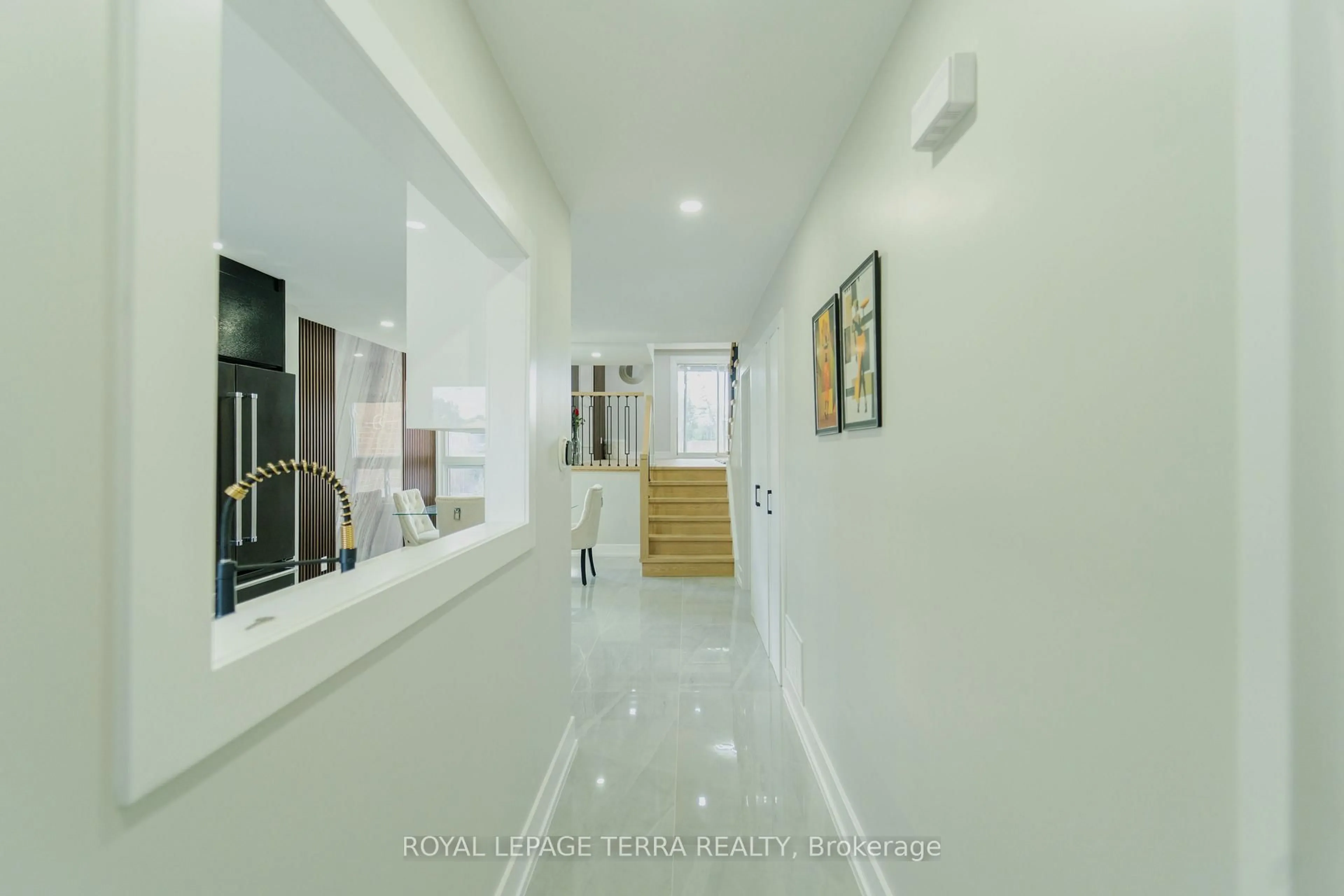 Indoor foyer for 20 Histon Cres, Brampton Ontario L6V 3R1