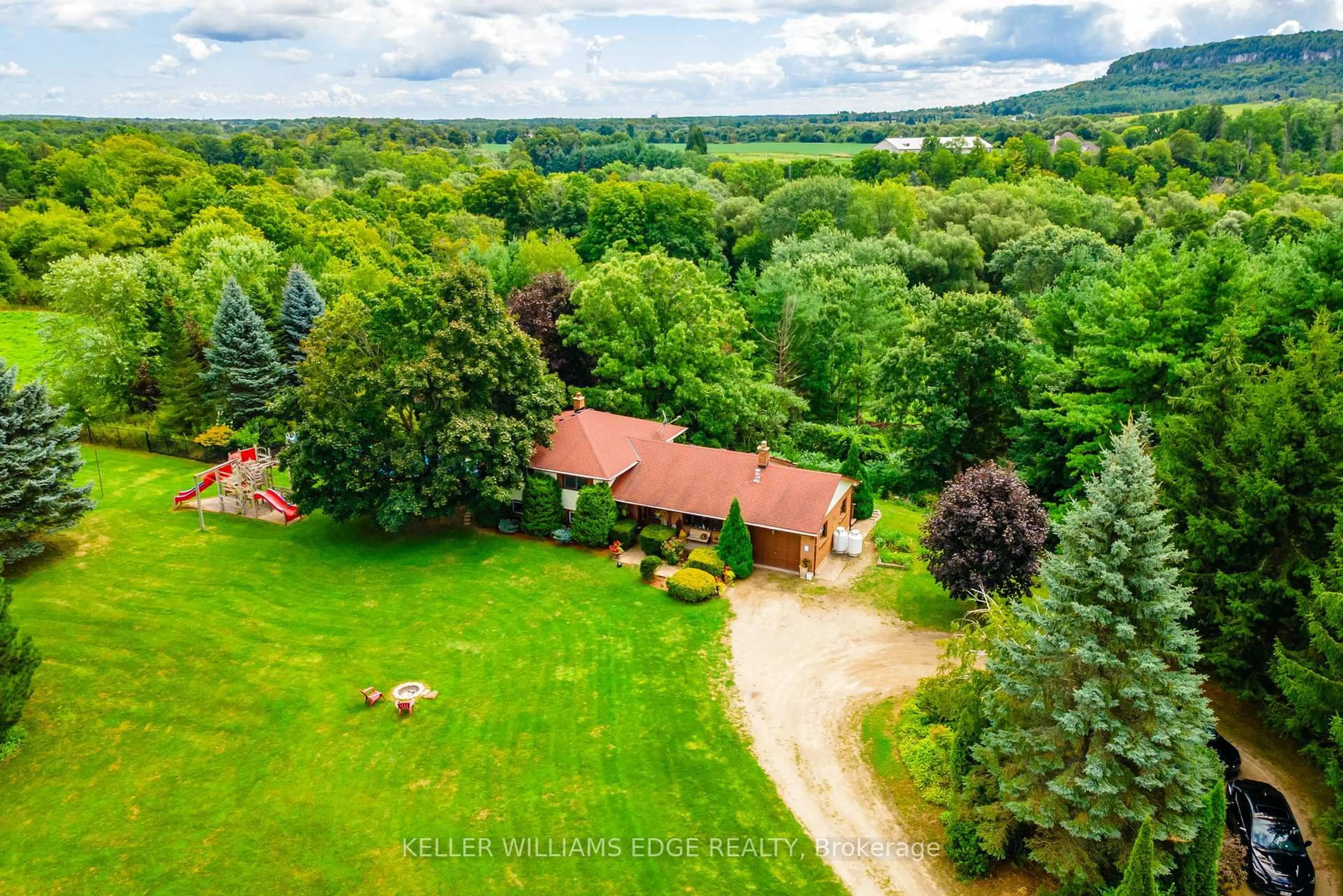 A pic from outside/outdoor area/front of a property/back of a property/a pic from drone, unknown for 6101 Walkers Line, Burlington Ontario L7M 0R2