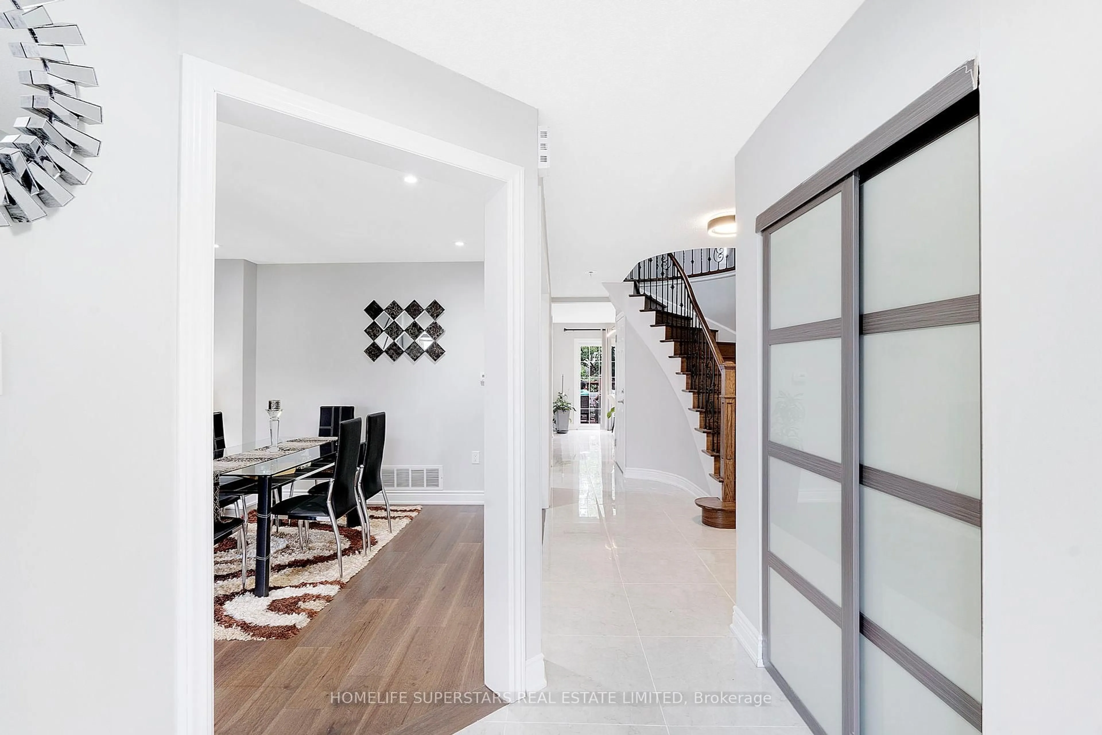 Indoor entryway for 26 Songsparrow Dr, Brampton Ontario L6Y 3Z8