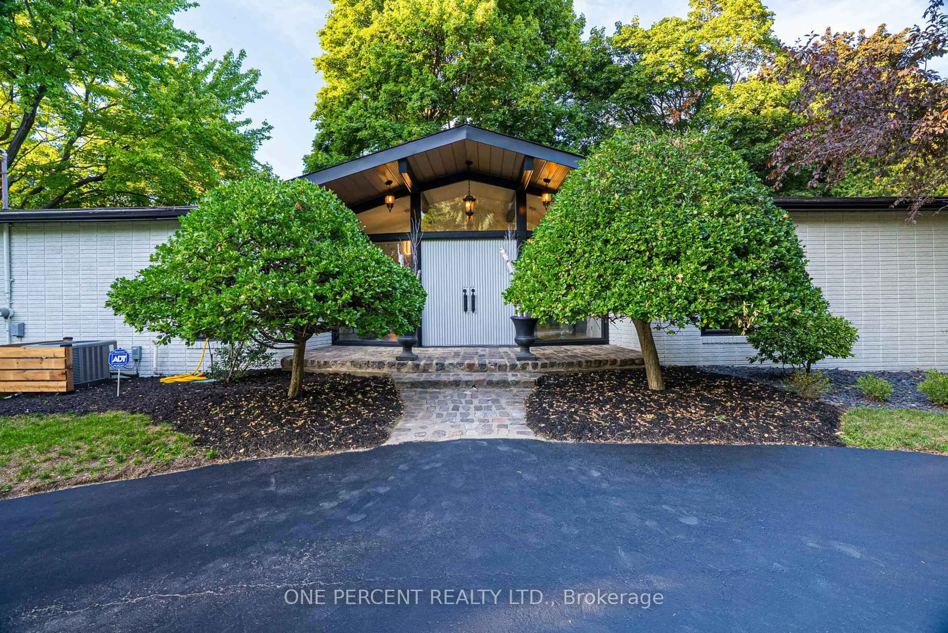 Indoor entryway for 625 Sir Richards Rd, Mississauga Ontario L5C 1A3