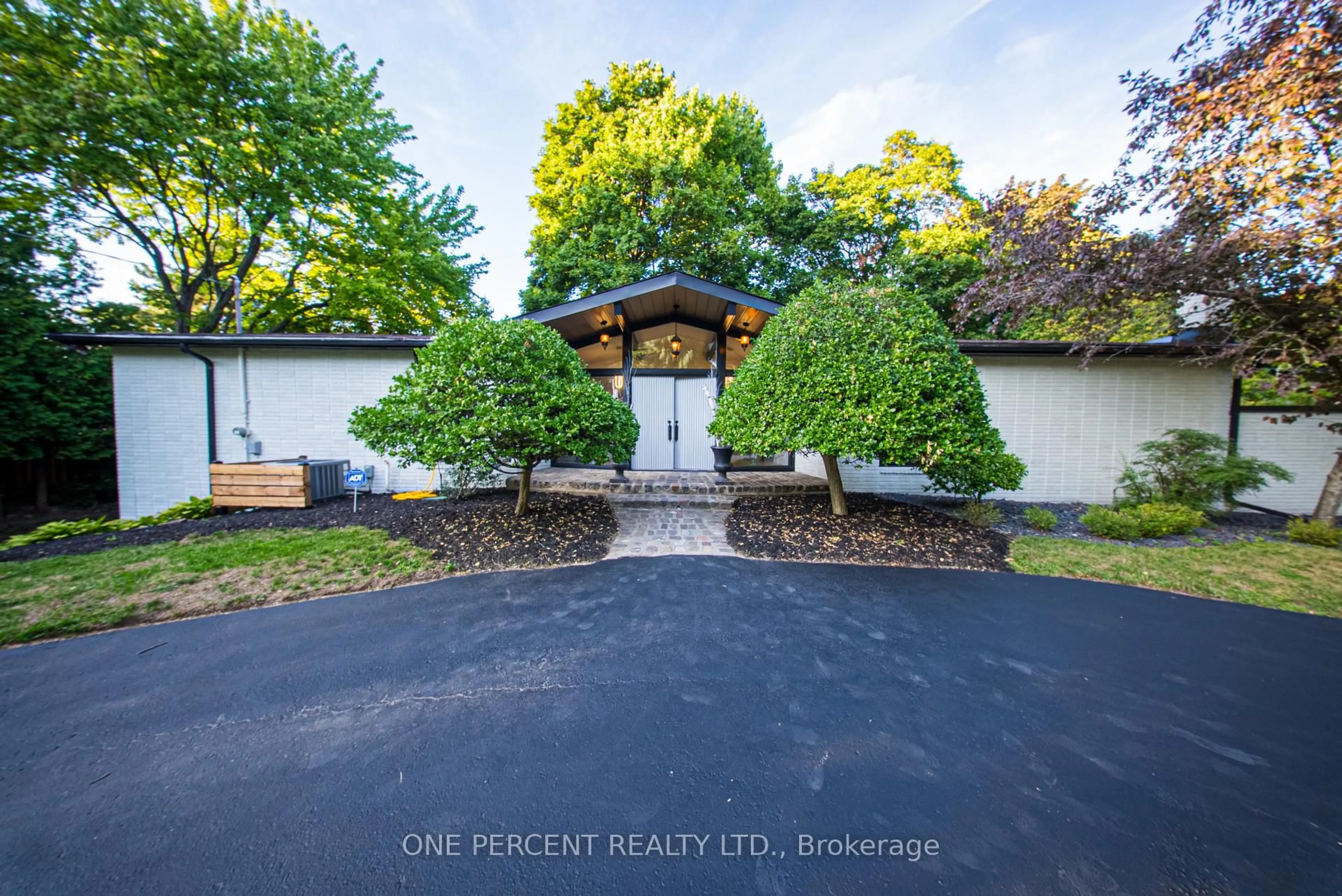A pic from outside/outdoor area/front of a property/back of a property/a pic from drone, street for 625 Sir Richards Rd, Mississauga Ontario L5C 1A3
