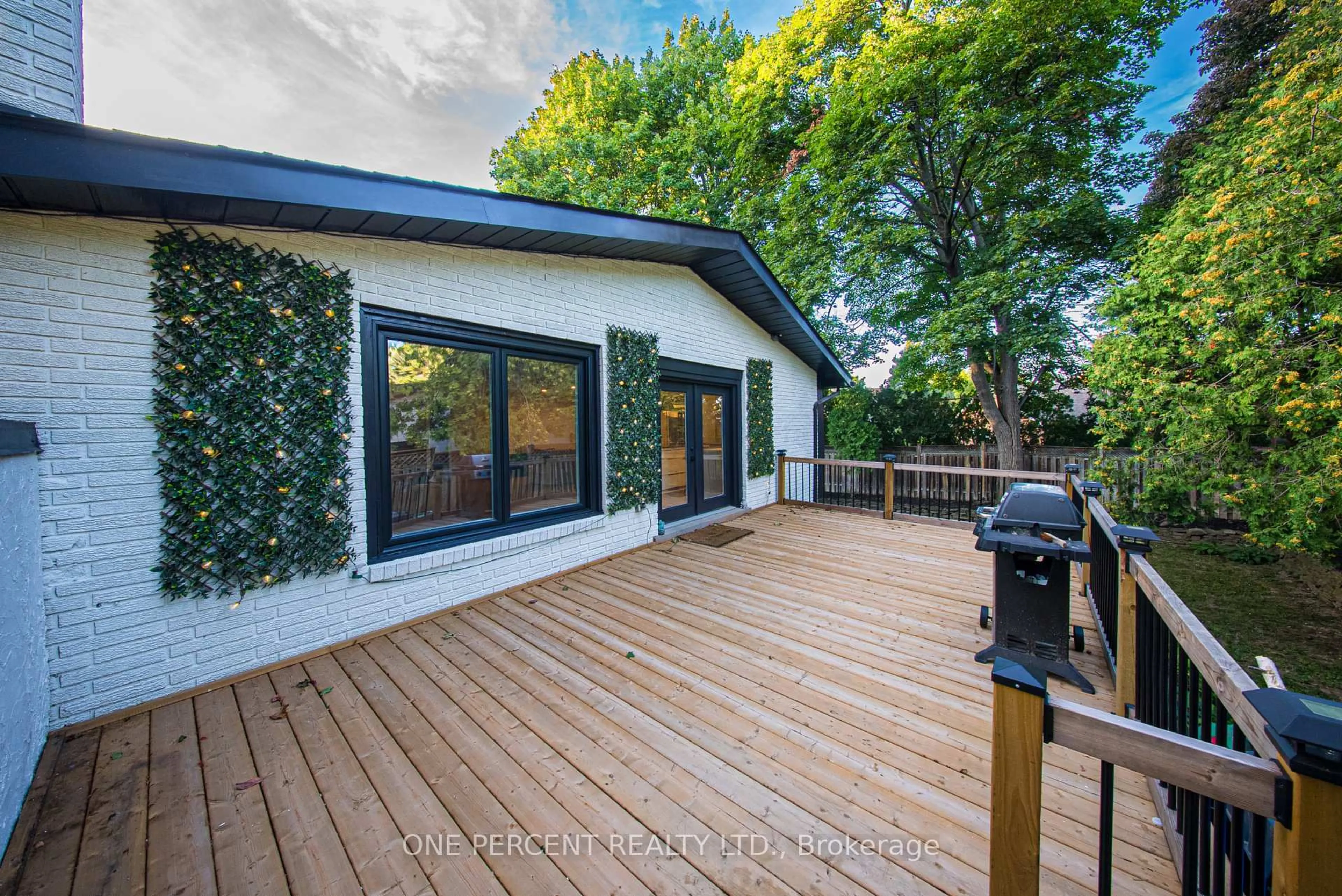 A pic from outside/outdoor area/front of a property/back of a property/a pic from drone, unknown for 625 Sir Richards Rd, Mississauga Ontario L5C 1A3