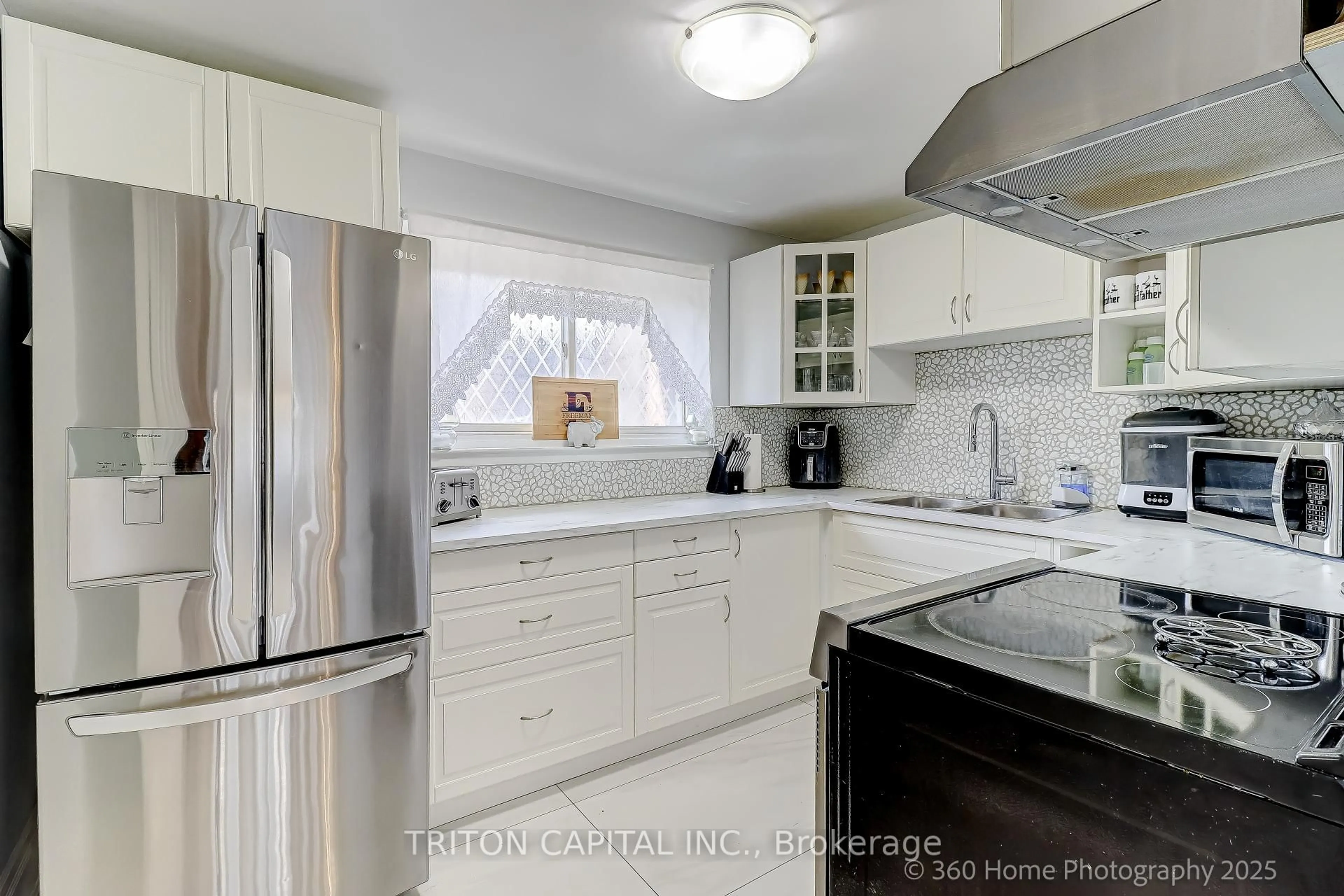 Standard kitchen, ceramic/tile floor for 57 Darras Crt, Brampton Ontario L6T 1W7