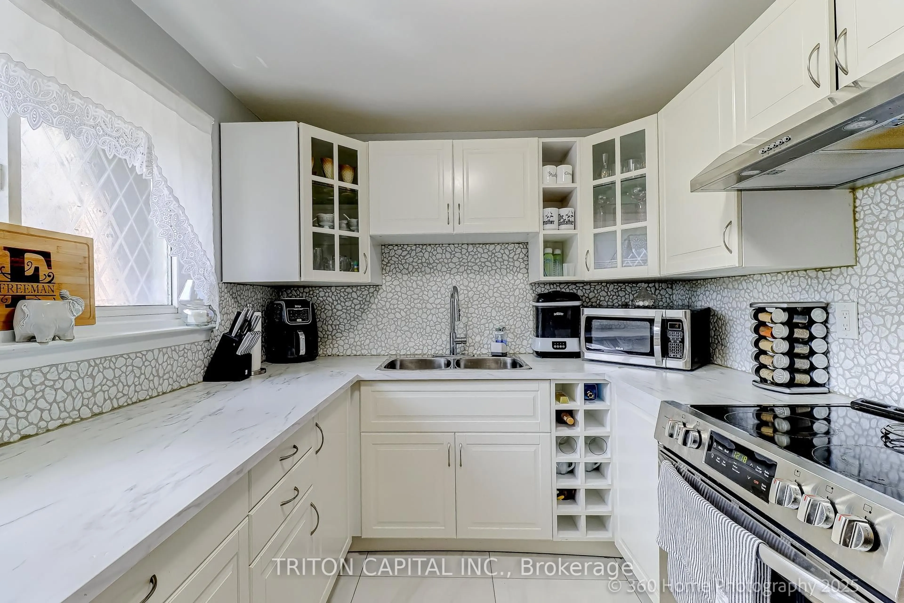 Standard kitchen, ceramic/tile floor for 57 Darras Crt, Brampton Ontario L6T 1W7