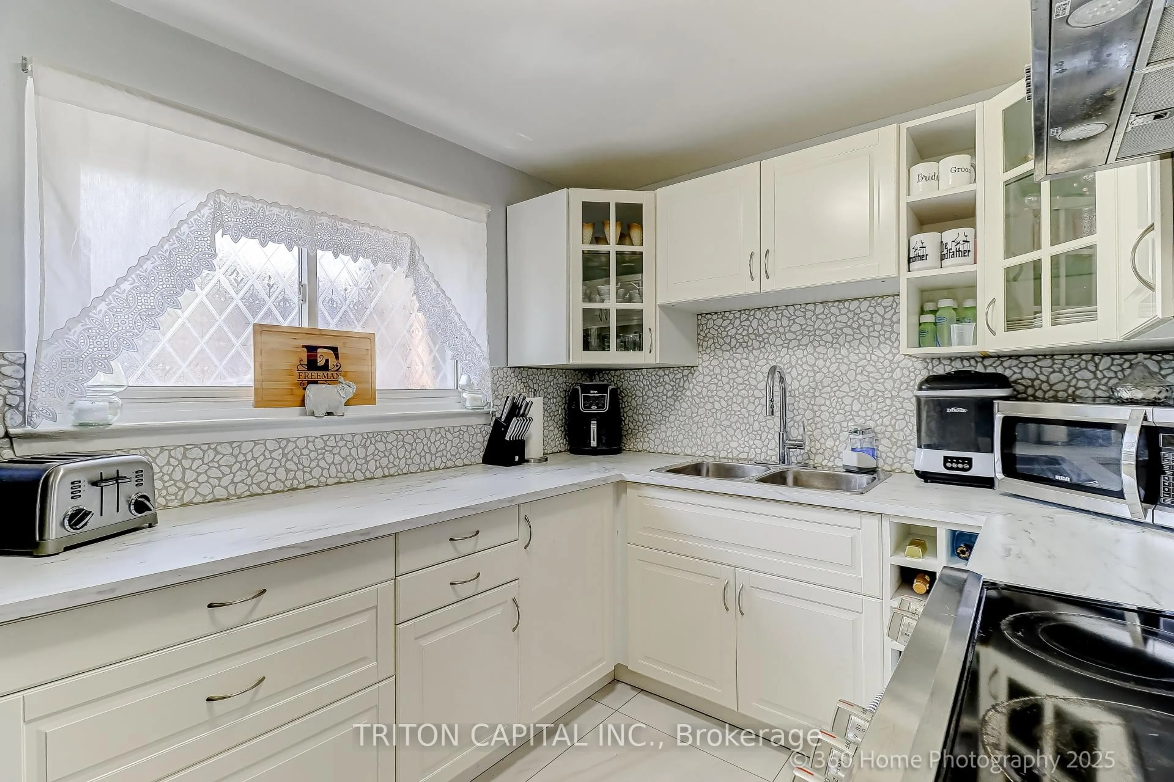 Standard kitchen, unknown for 57 Darras Crt, Brampton Ontario L6T 1W7