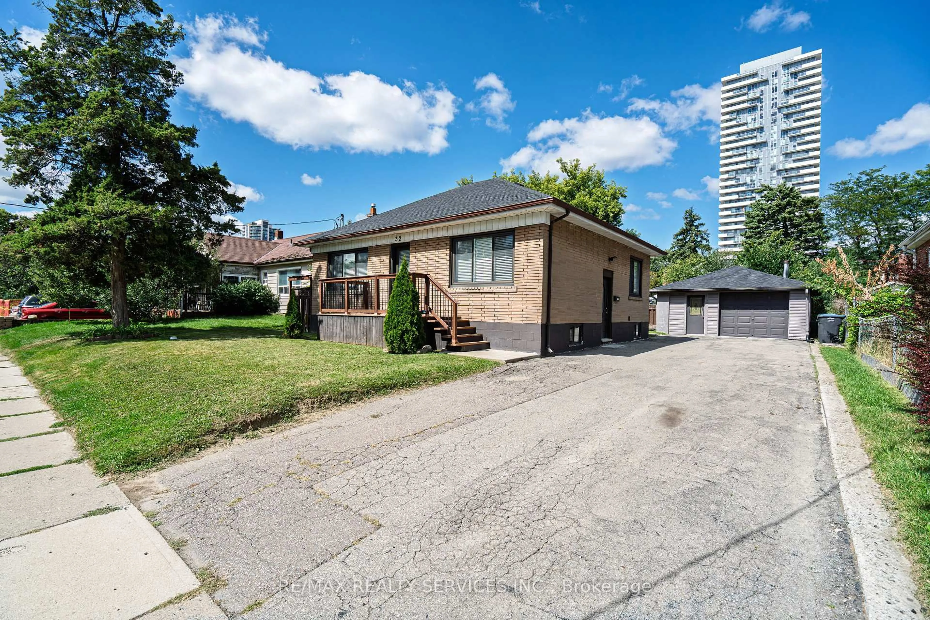Unknown for 32 Eastern Ave, Brampton Ontario L6W 1X6