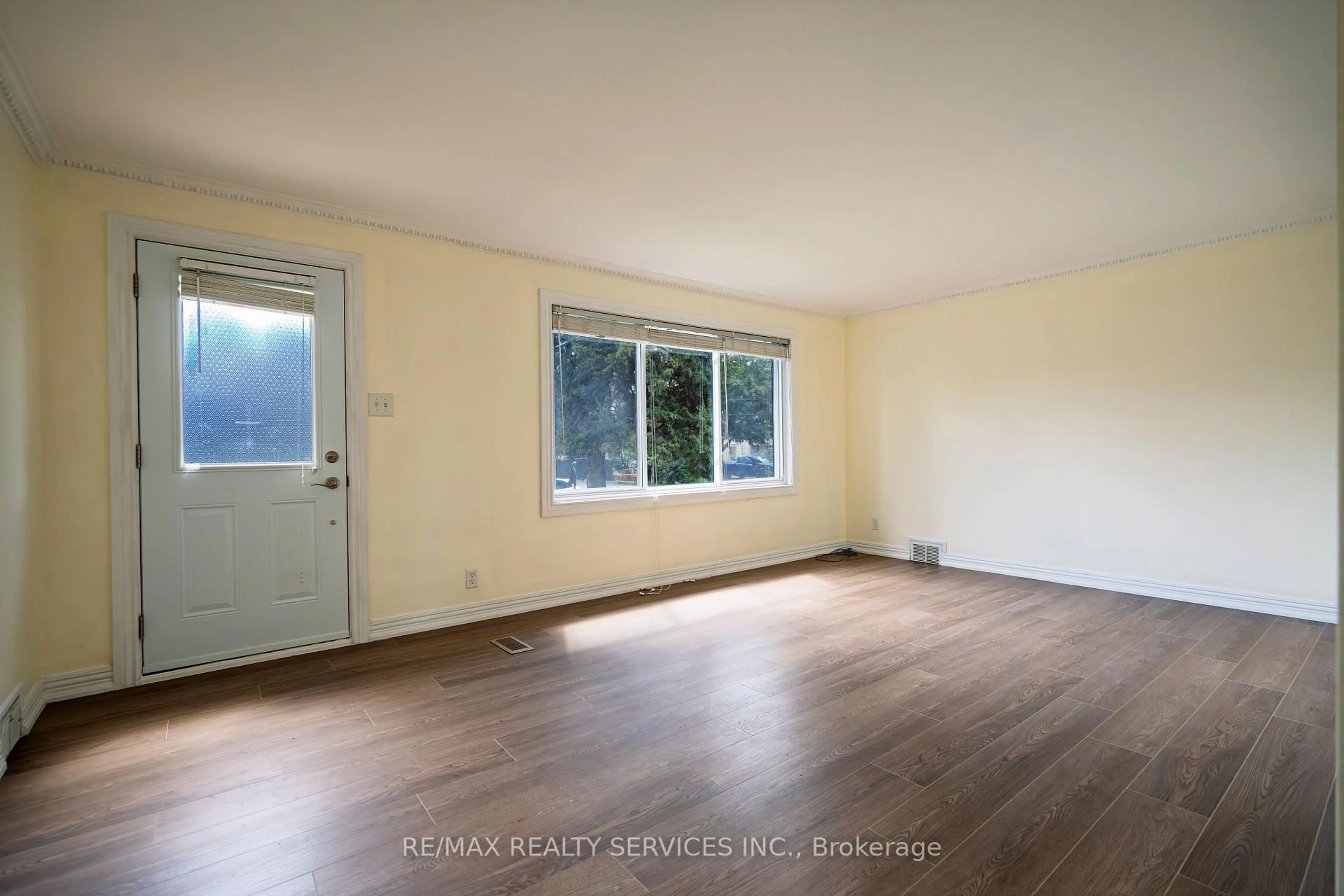 A pic of a room for 32 Eastern Ave, Brampton Ontario L6W 1X6