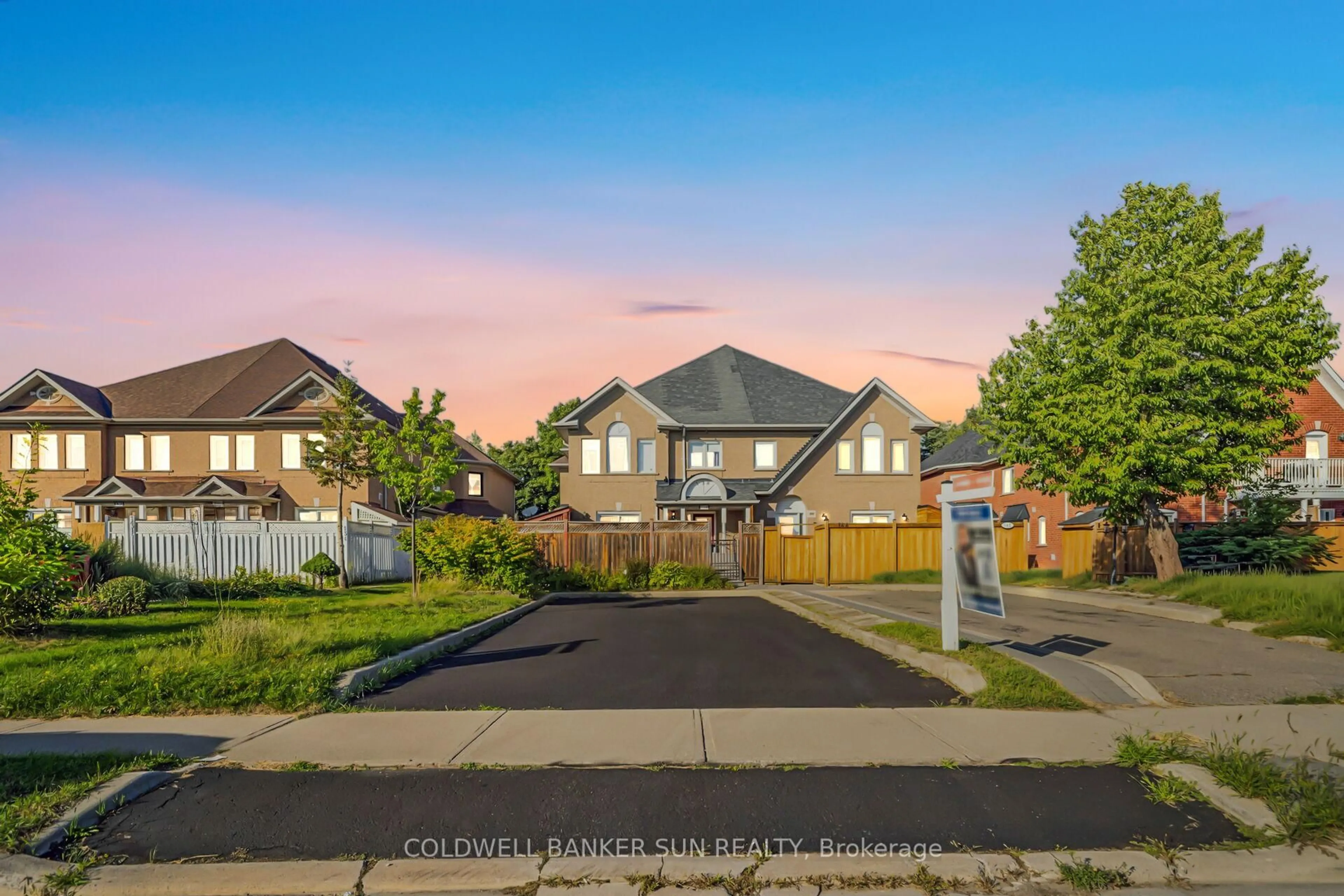 A pic from outside/outdoor area/front of a property/back of a property/a pic from drone, street for 138 Pressed Brick Dr, Brampton Ontario L6V 4K6