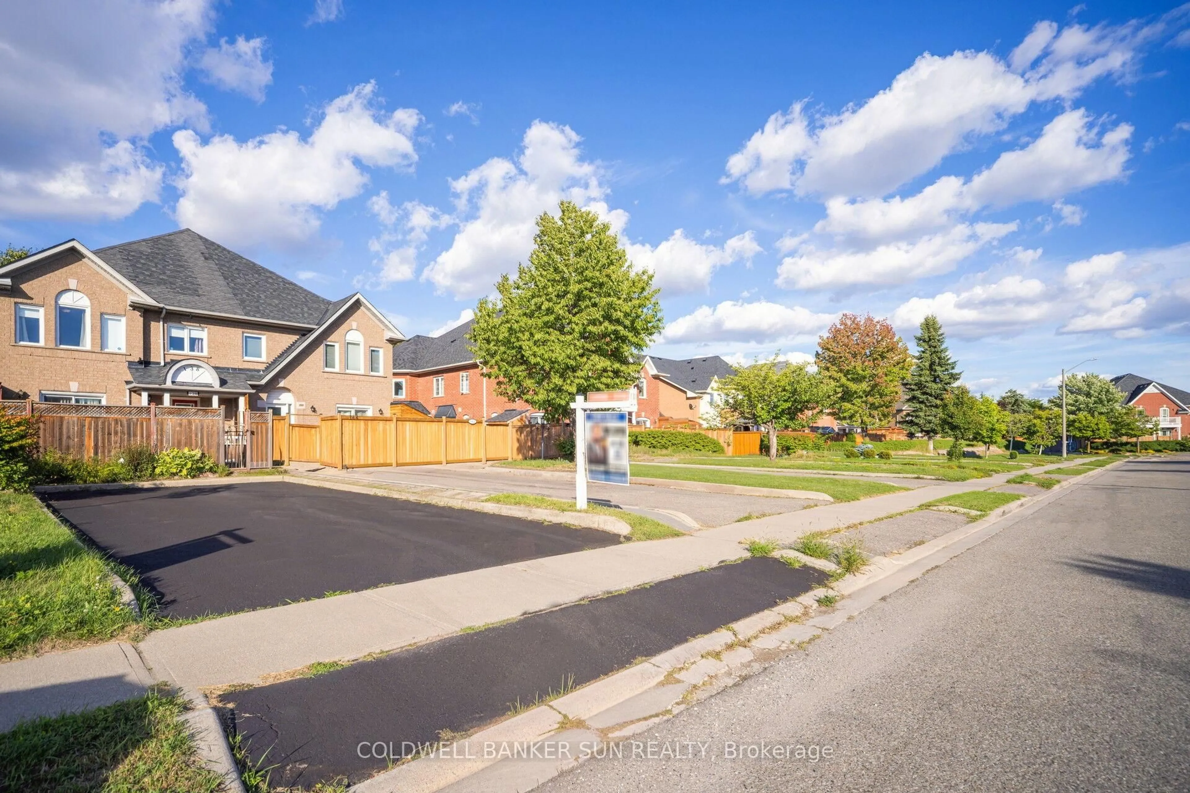 A pic from outside/outdoor area/front of a property/back of a property/a pic from drone, street for 138 Pressed Brick Dr, Brampton Ontario L6V 4K6