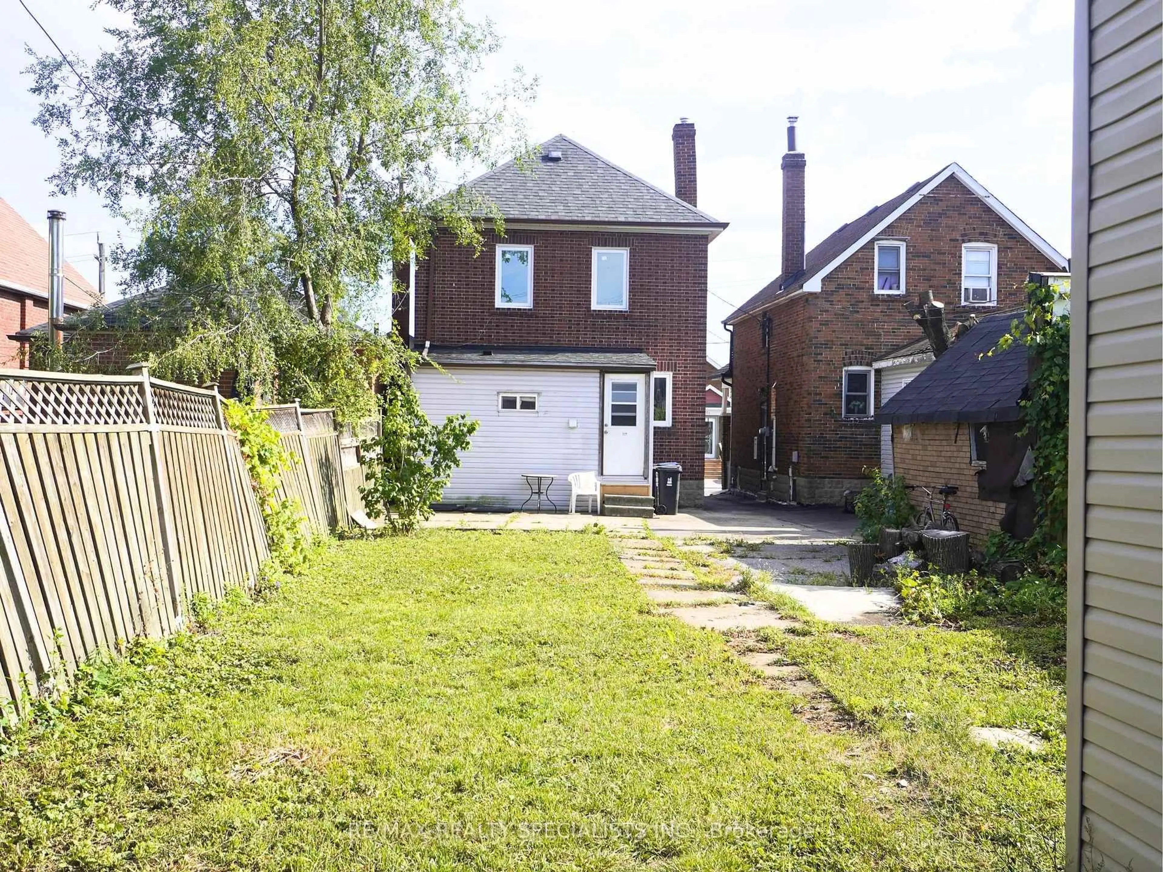 A pic from outside/outdoor area/front of a property/back of a property/a pic from drone, street for 28 Bowie Ave, Toronto Ontario M6E 2P1