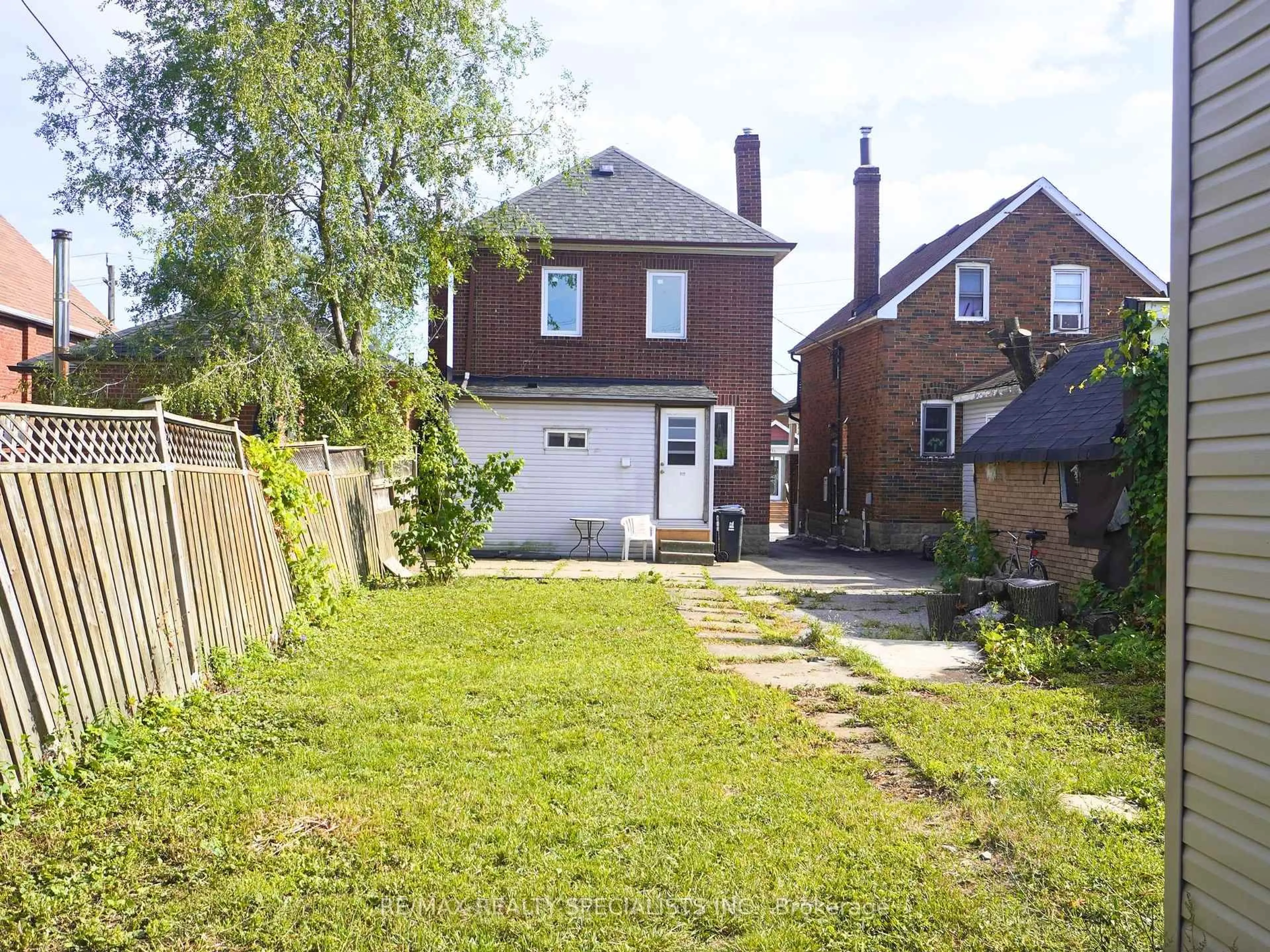 A pic from outside/outdoor area/front of a property/back of a property/a pic from drone, street for 28 Bowie Ave, Toronto Ontario M6E 2P1