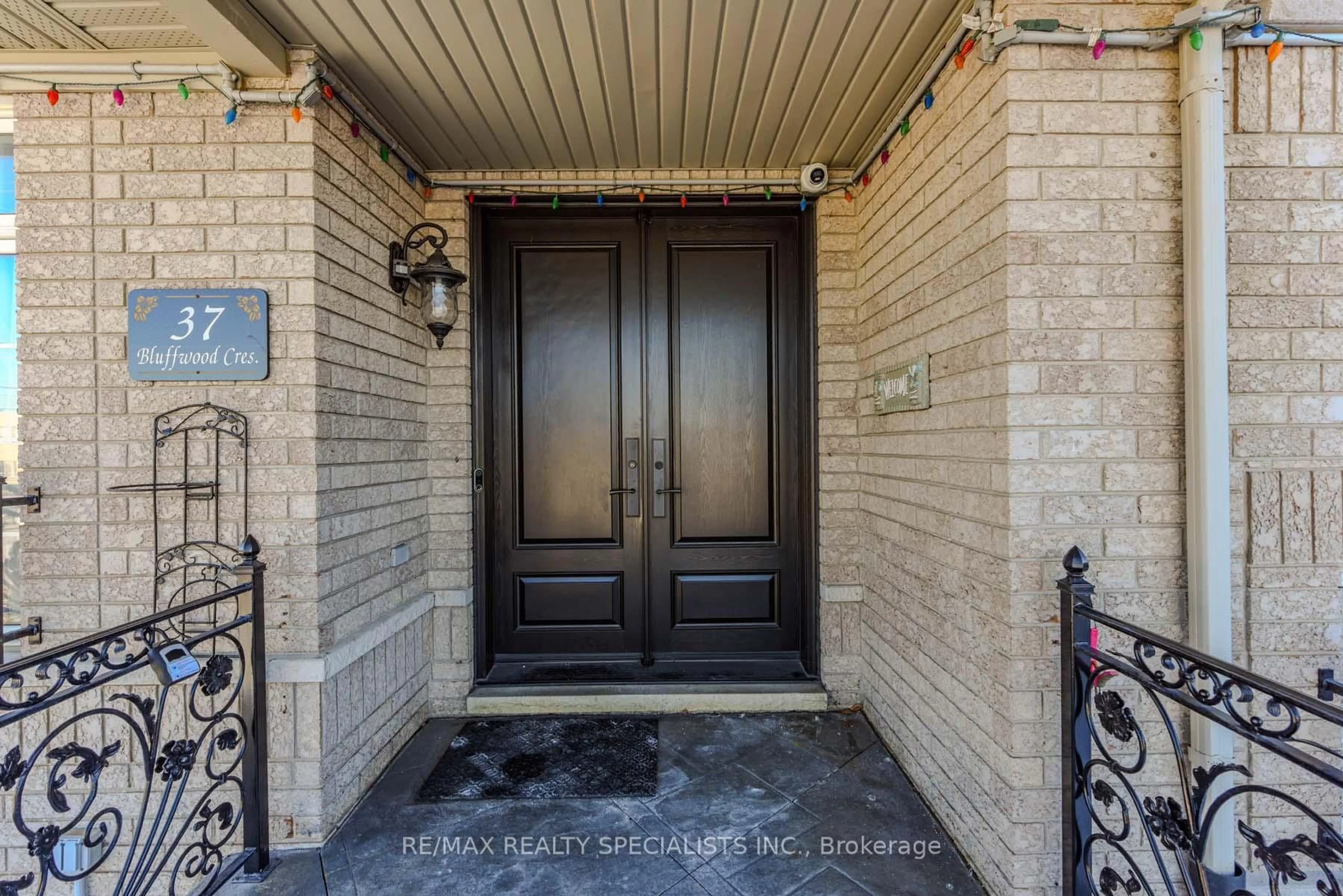 Indoor entryway for 37 Bluffwood Cres, Brampton Ontario L6P 2P3