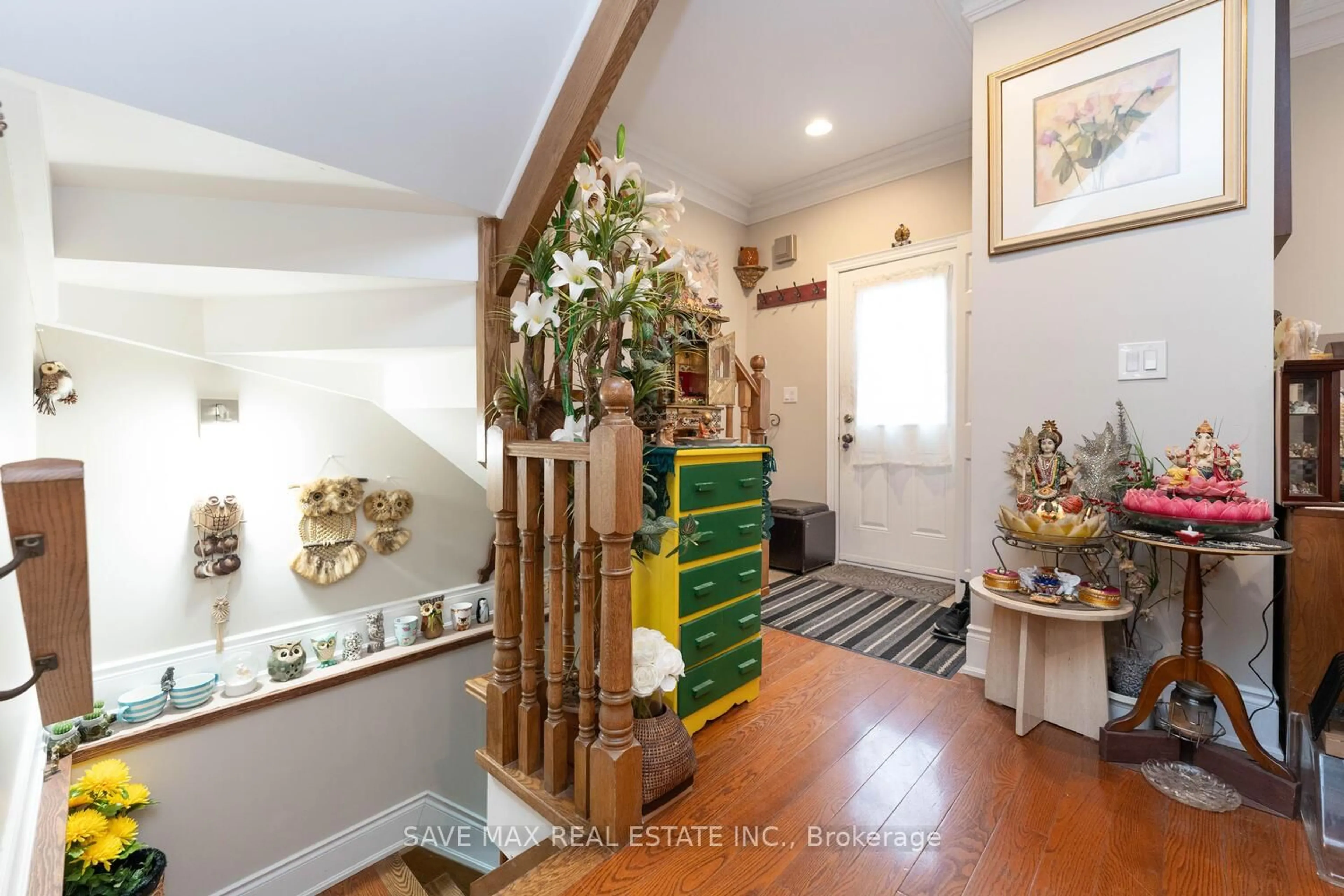 Indoor foyer for 73 Buttonwood Ave, Toronto Ontario M6M 2H9
