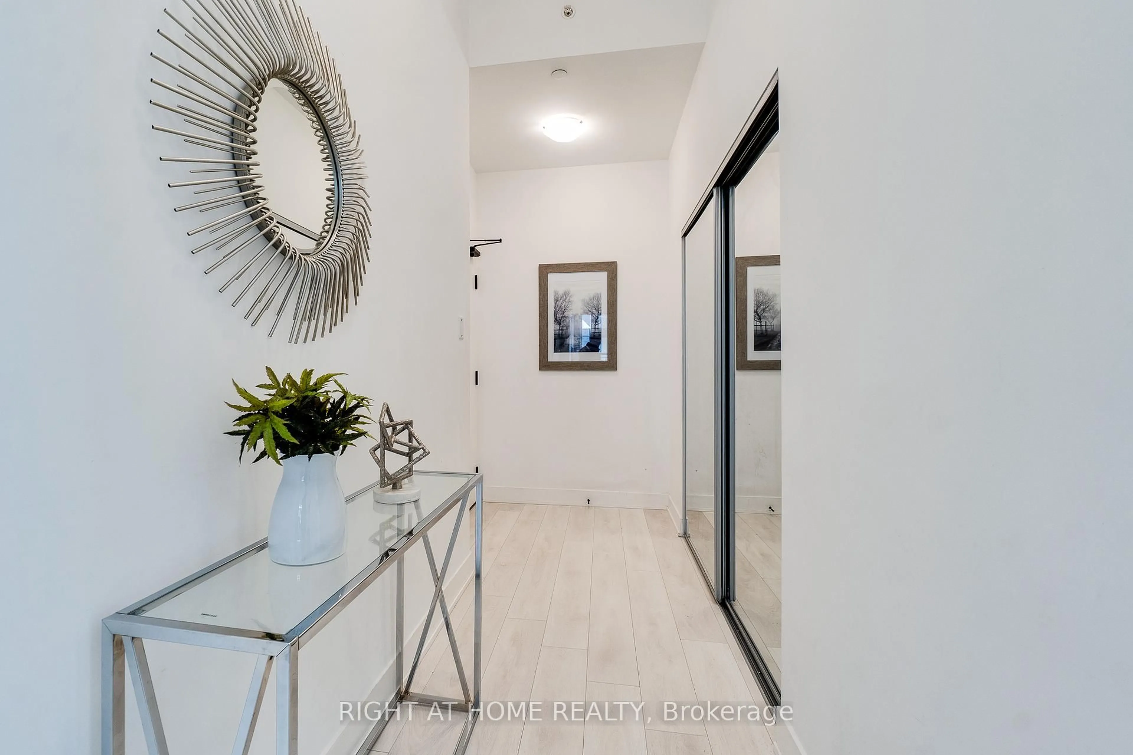 Indoor entryway for 2485 Taunton Rd #345, Oakville Ontario L6H 6M3