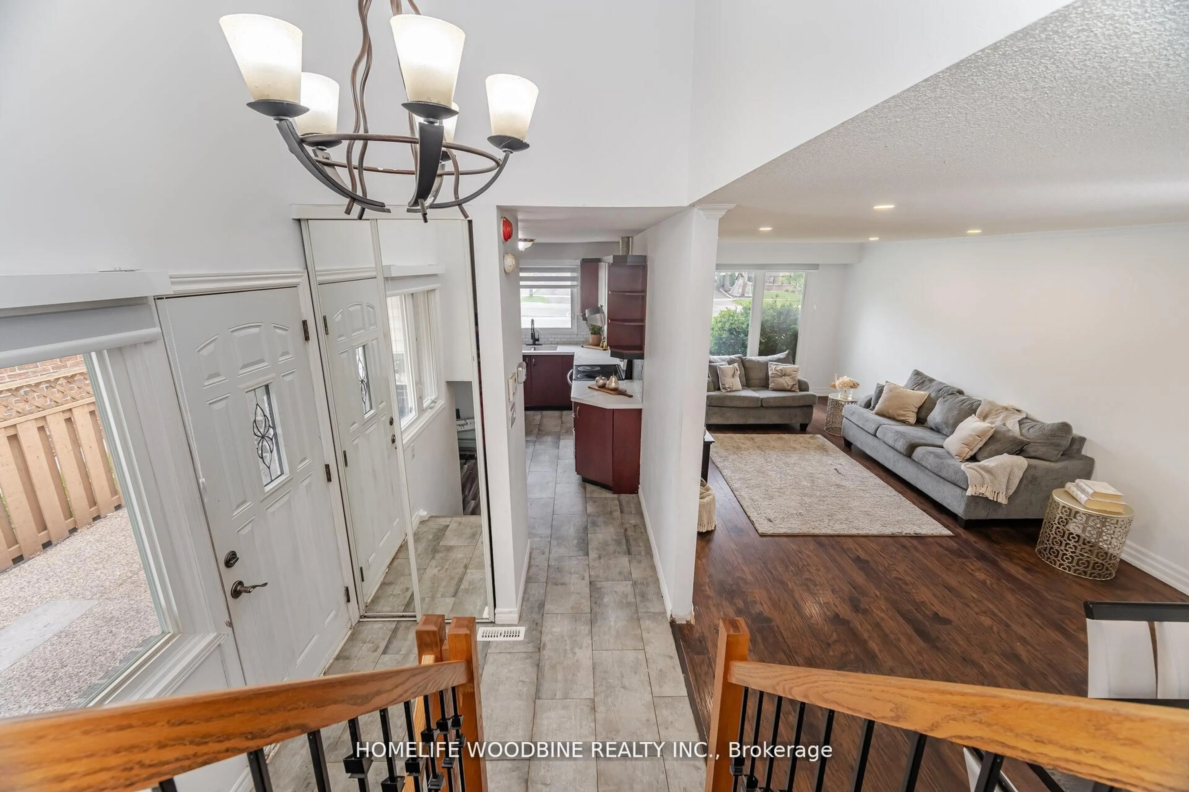 Indoor entryway for 2498 Mainroyal St, Mississauga Ontario L5L 1C9