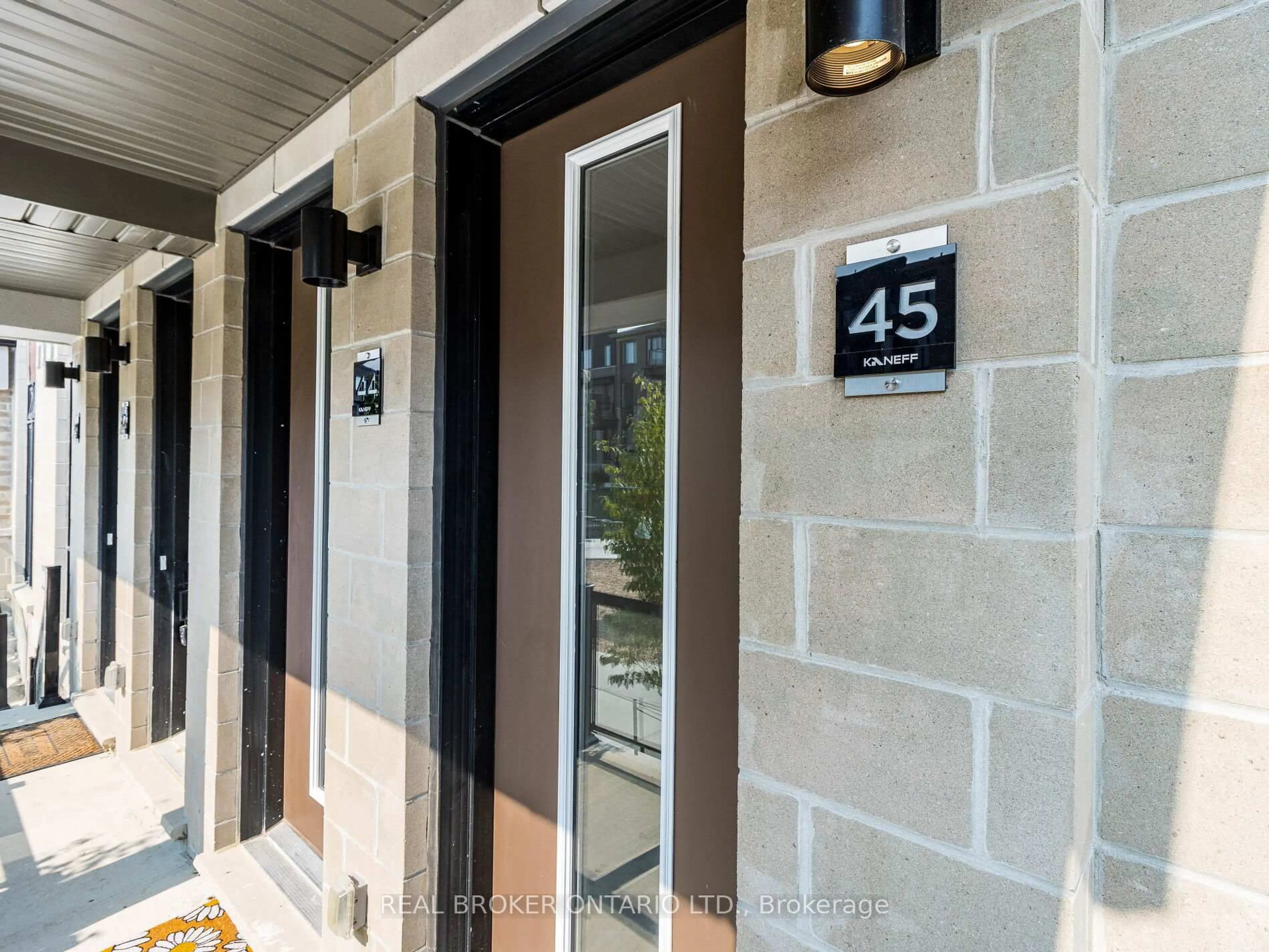 Indoor foyer for 45 Knotsberry Circ #45, Brampton Ontario L6Y 0C3