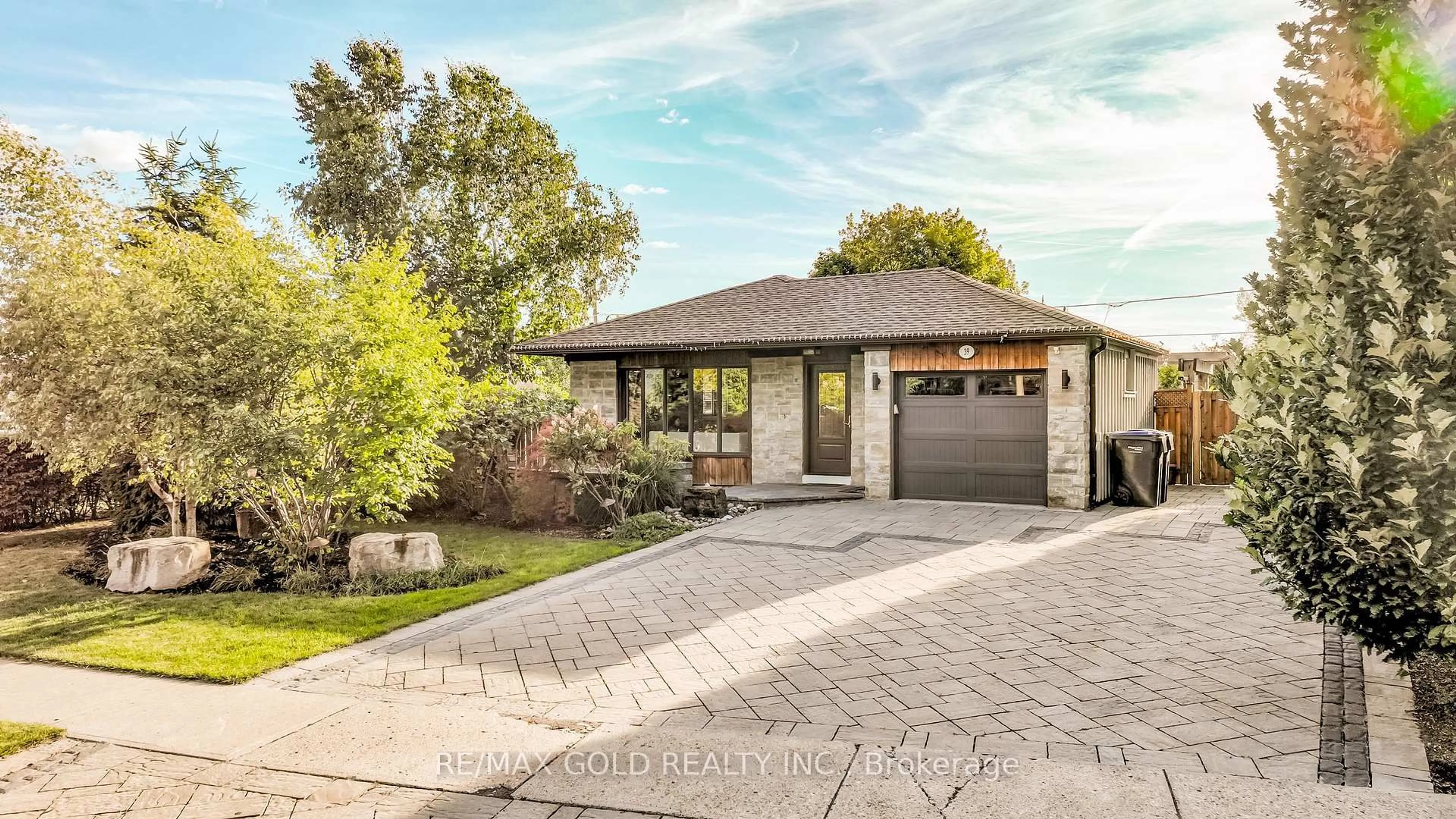 Home with brick exterior material, street for 39 Ascot Ave, Brampton Ontario L6T 2P3