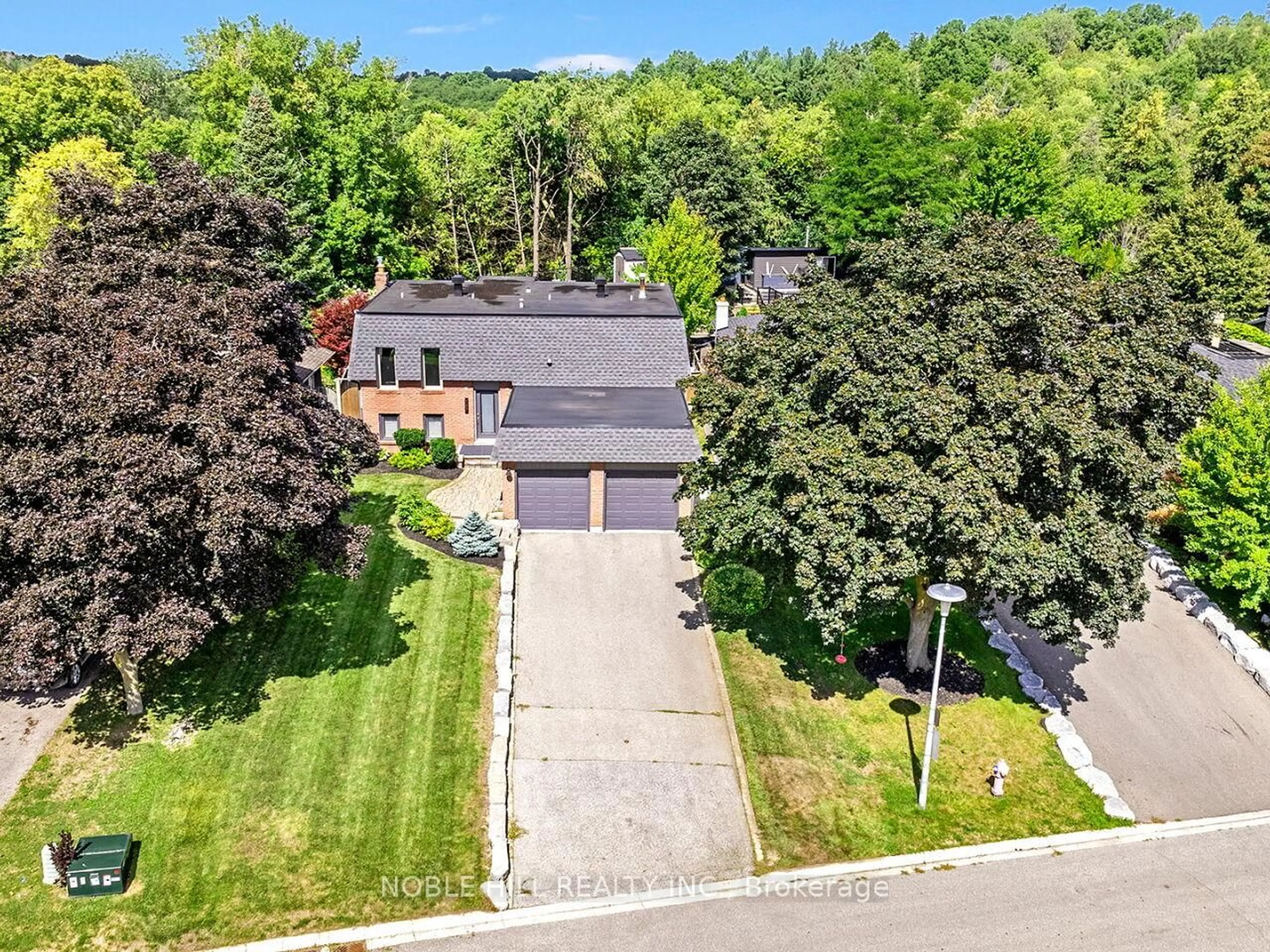 A pic from outside/outdoor area/front of a property/back of a property/a pic from drone, street for 187 Hickman St, Caledon Ontario L7E 2P5