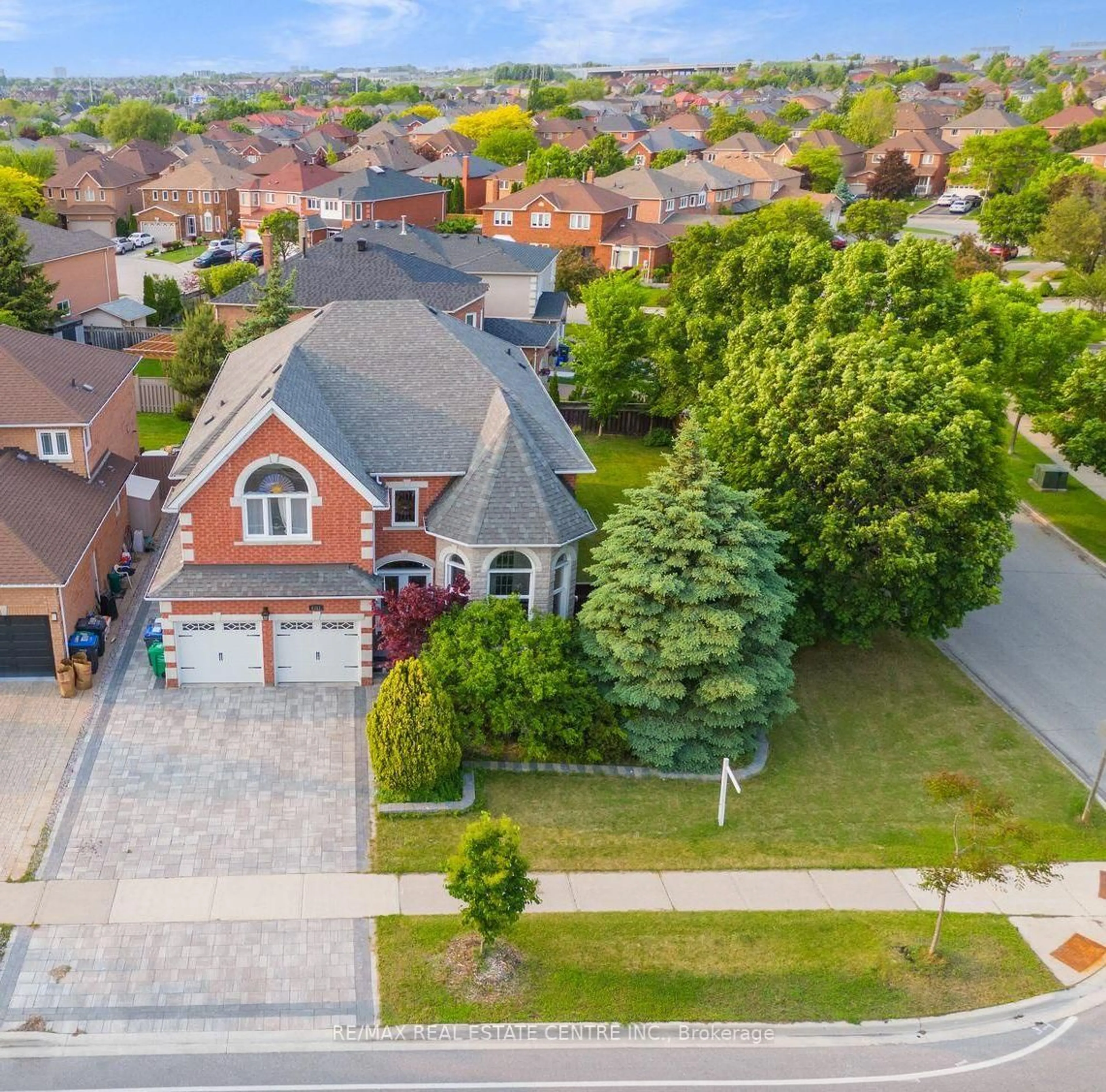 A pic from outside/outdoor area/front of a property/back of a property/a pic from drone, street for 6361 Donway Dr, Mississauga Ontario L5V 1J5