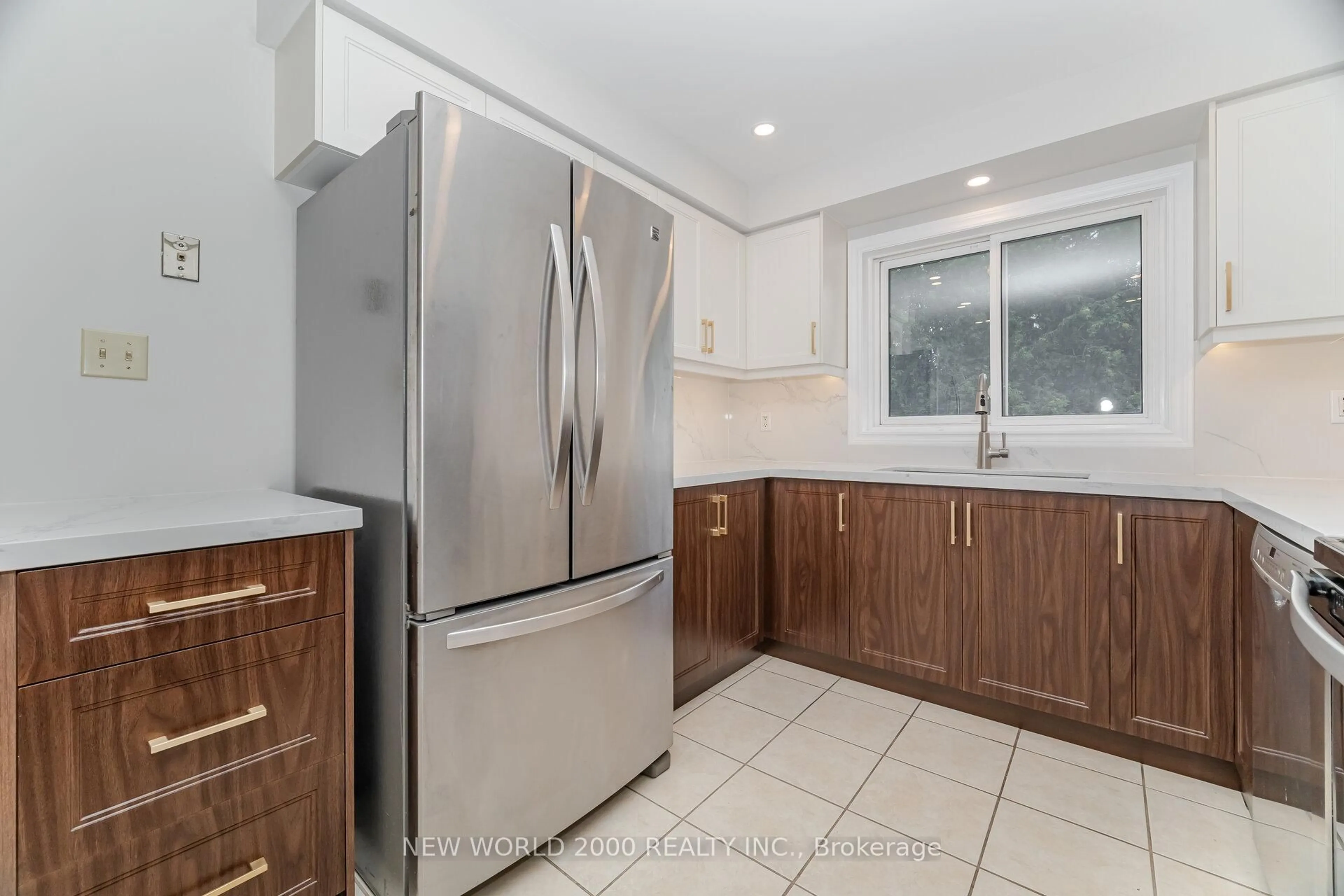 Standard kitchen, ceramic/tile floor for 7221 Danton Prom, Mississauga Ontario L5N 5C5