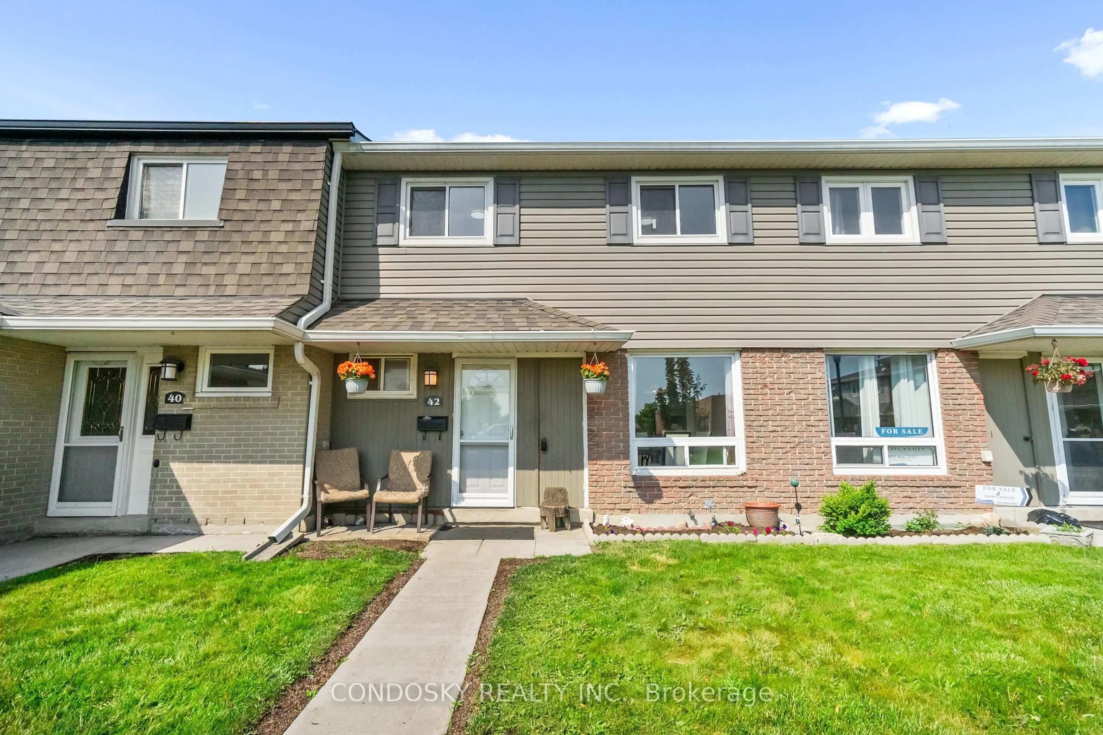 Home with vinyl exterior material, street for 42 Village Crt, Brampton Ontario L6W 1A6