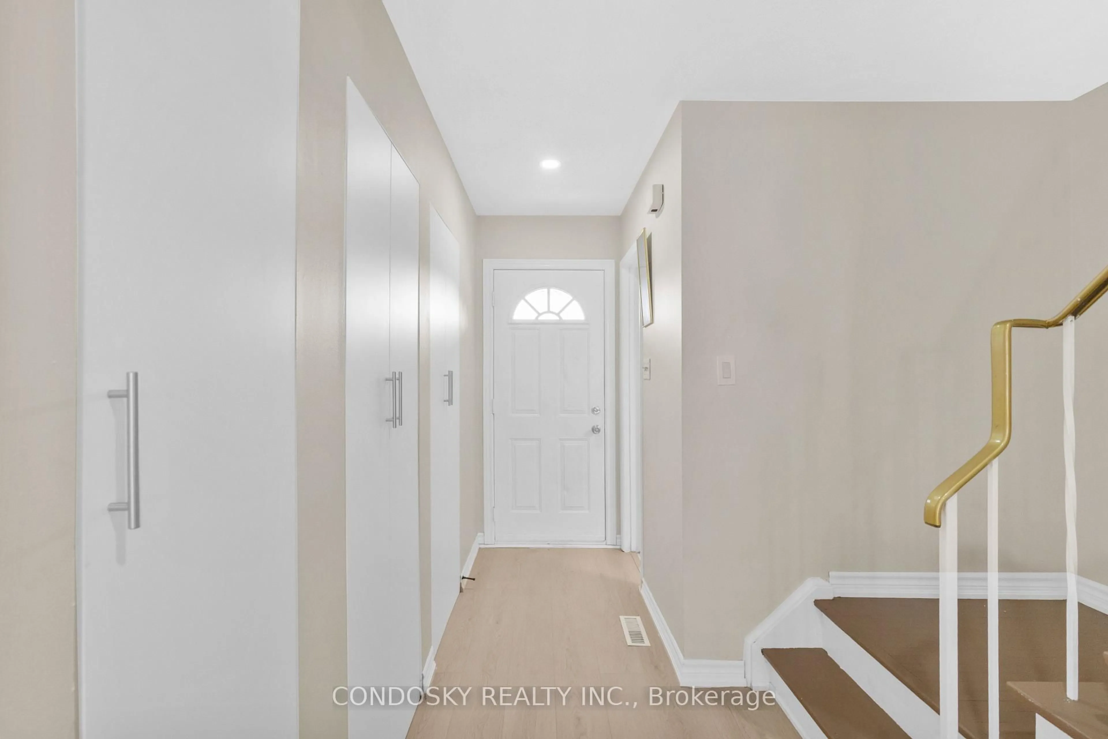 Indoor entryway for 42 Village Crt, Brampton Ontario L6W 1A6